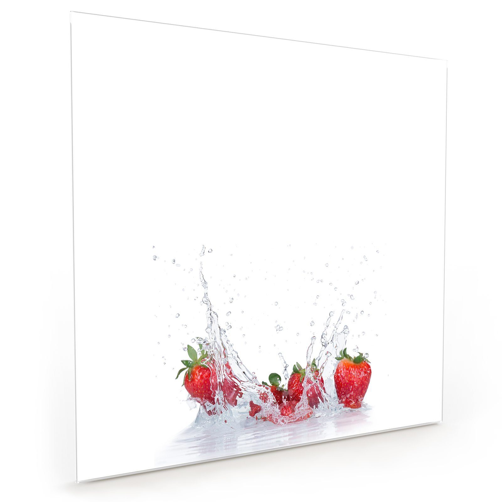 Primedeco Küchenrückwand Spritzschutz Glas Erdbeeren in Wasser fallend