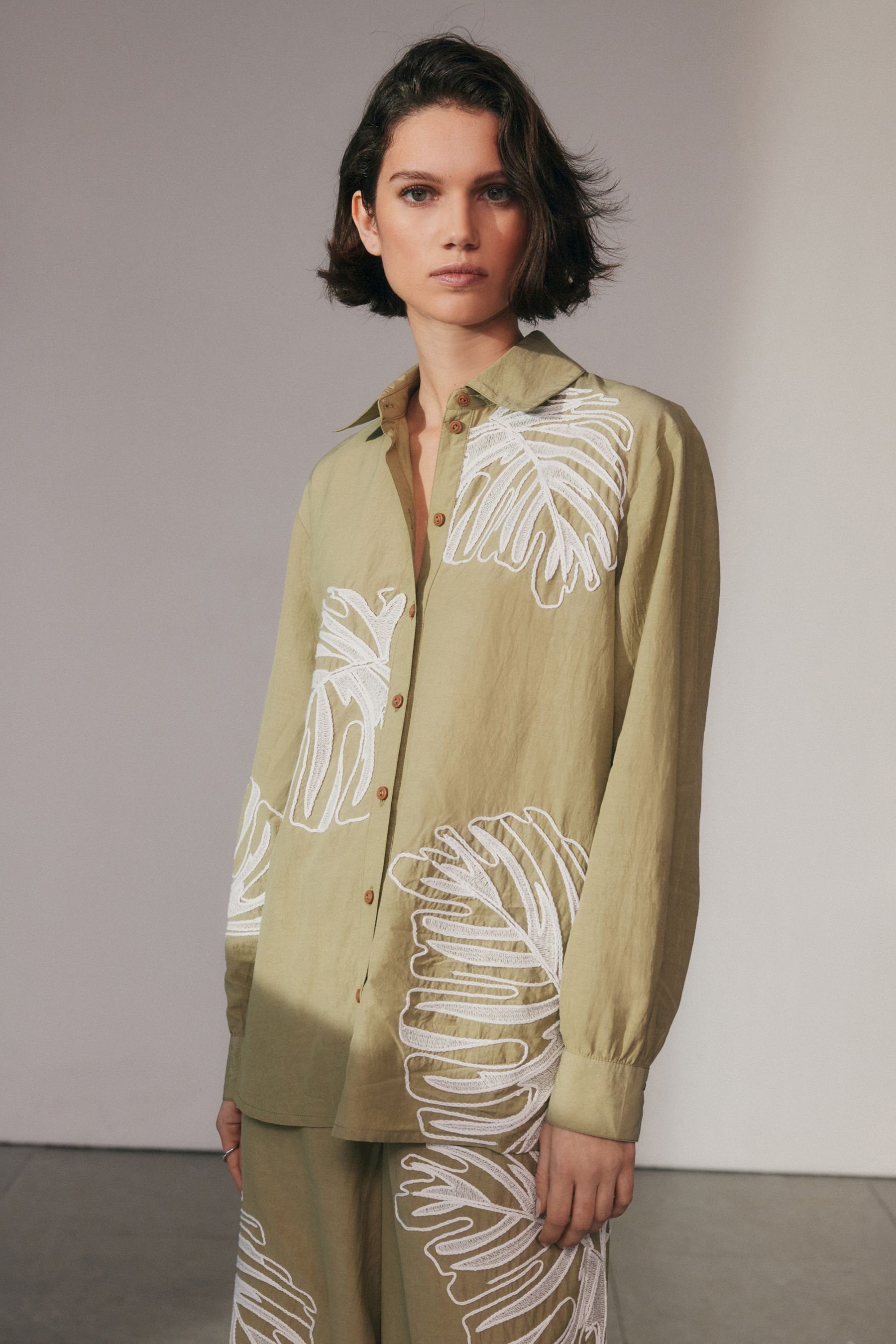 Next Langarmbluse Langarmshirt mit gesticktem Palmenmotiv (1-tlg)