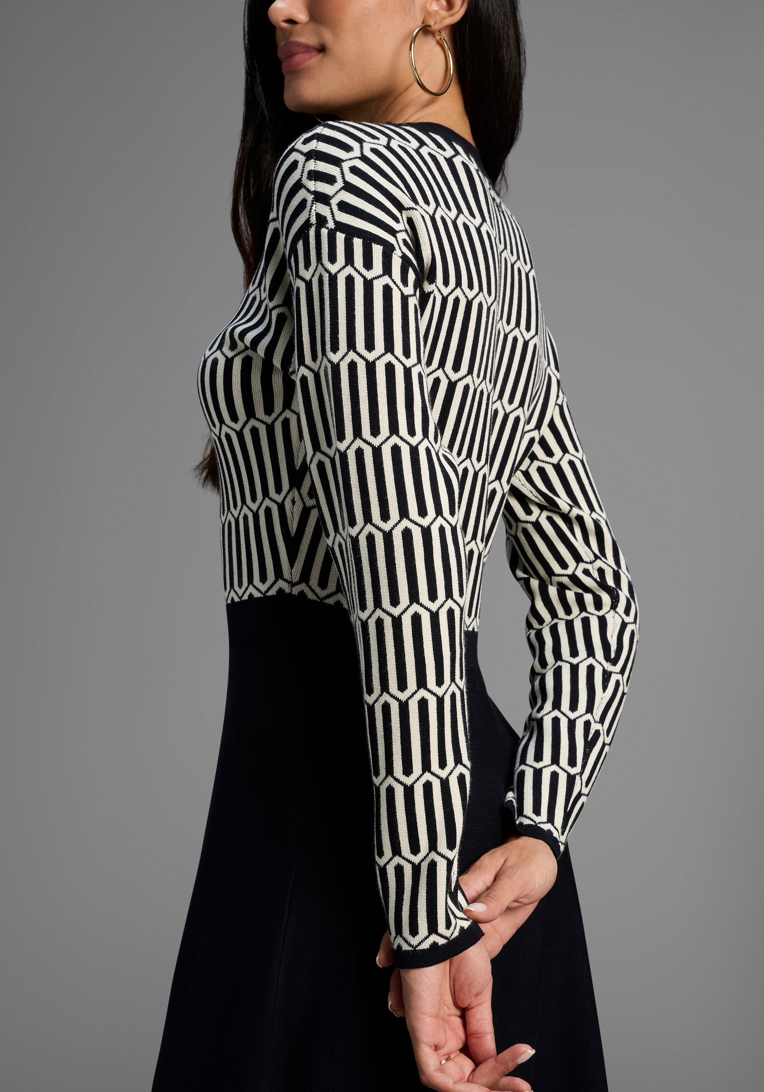 Laura Scott Strickkleid mit grafischem Strickmuster - NEUE KOLLEKTION