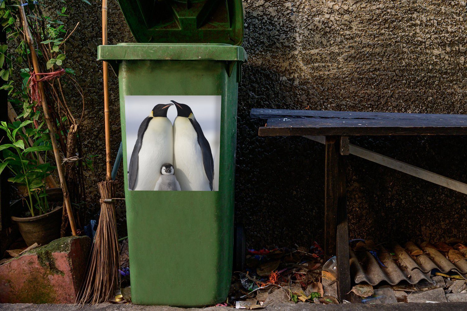 (1 Mülleimer-aufkleber, Sticker, - Abfalbehälter - Wandsticker Pinguin Familie MuchoWow Container, St), Schnee Mülltonne,