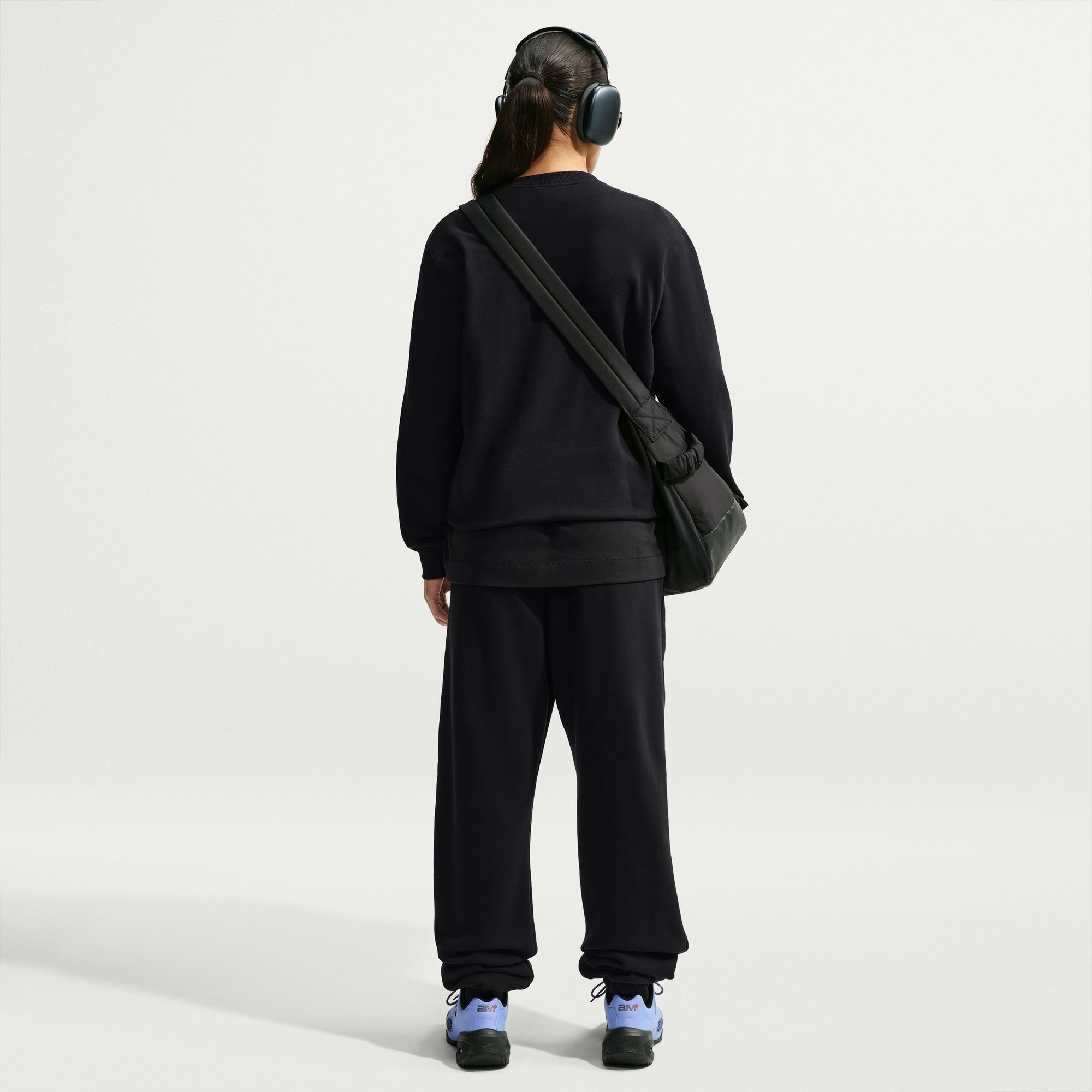 Nike Sportswear Sweatshirt W NK STDO FLC LW STD CREW mit Rundhalsausschnitt, aus angerauter Sweatware, in normaler Länge – Bild 5 von 5