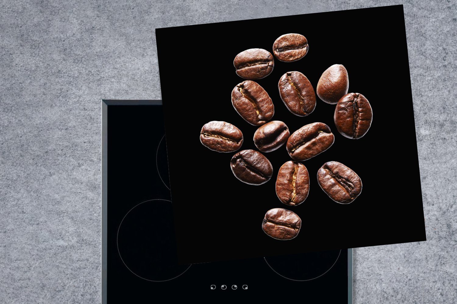 MuchoWow Herdblende-/Abdeckplatte Geröstete Kaffeebohnen einem cm, Hintergrund, im 78x78 vor für tlg), Ceranfeldabdeckung, Vinyl, (1 Arbeitsplatte schwarzen küche Studiolicht
