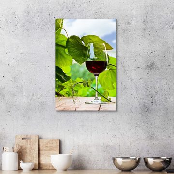 Posterlounge Leinwandbild Editors Choice, Glas mit Rotwein im Weinberg, Küche Mediterran Fotografie