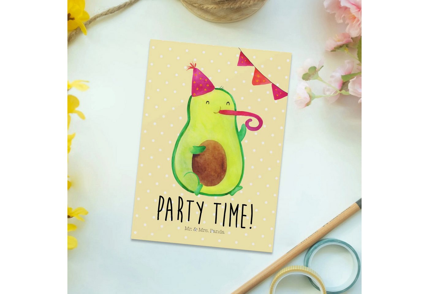 Thumbnail - Mr. & Mrs. Panda Postkarte Avocado Party Zeit - Gelb Pastell - Geschenk, Postkarte, Karte, Ansic, Glücksmomente teilen