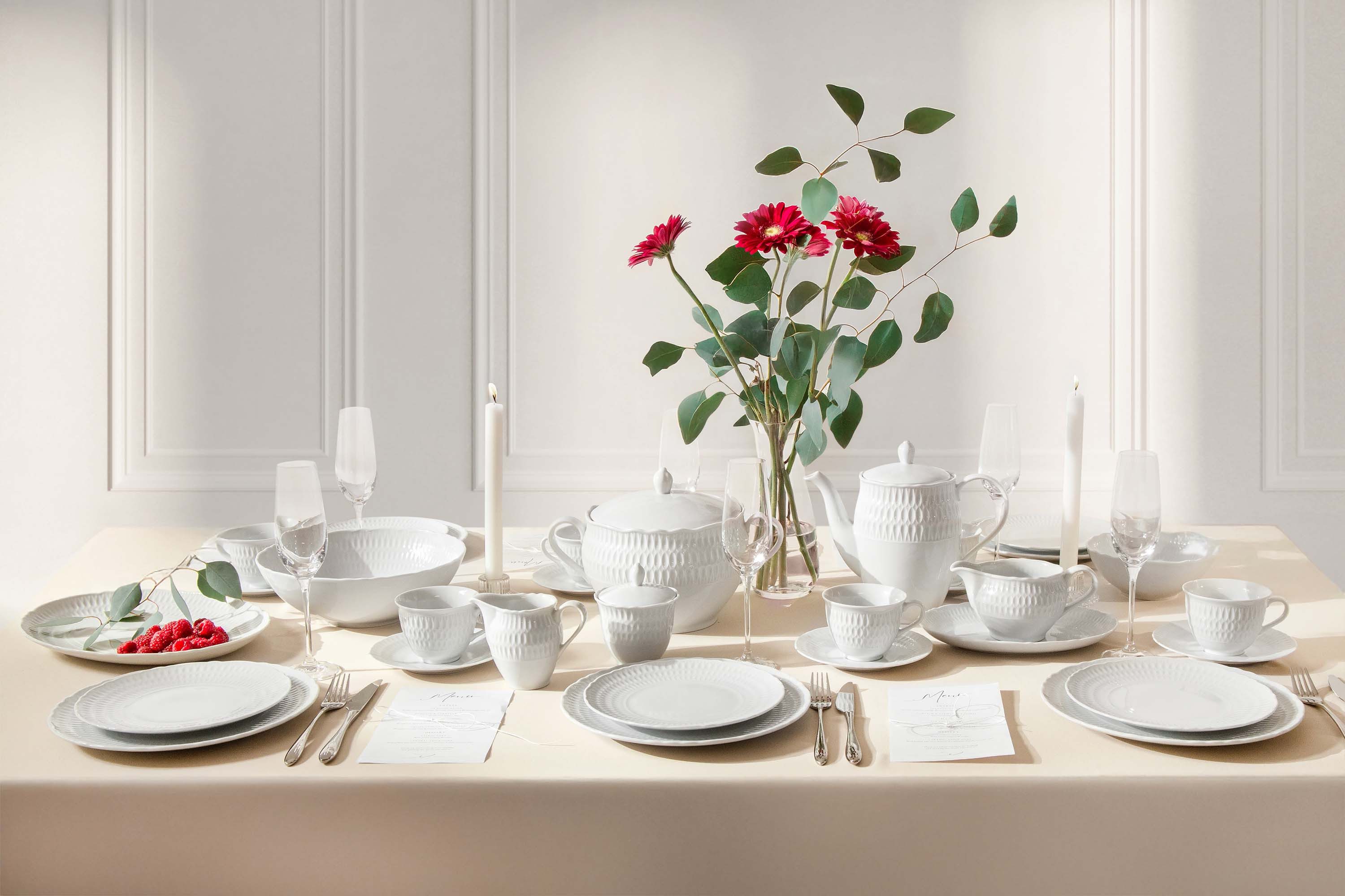 KONSIMO® Sauciere CMIELOW SOFIA Sauciere mit Untertasse, elegante Verzierung, Porzellan, mit Henkel, Hochwertiges Premium-Porzellan, hangefertigt