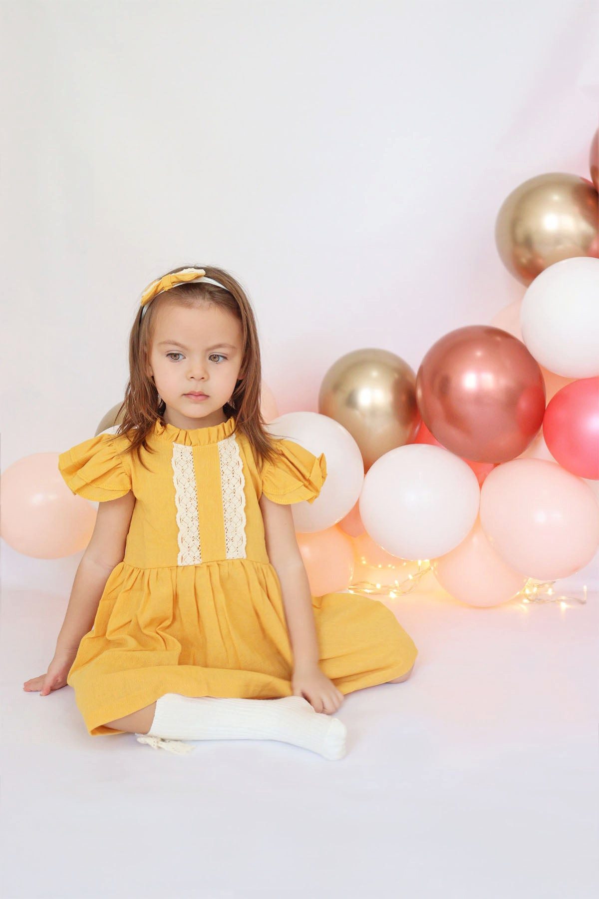 Parla Kids Sommerkleid Kleid Laila - Senfgelbes Baumwollkleid mit Spitzendetails und Haarband Kopanaki Spitze - Haarband altersgerecht