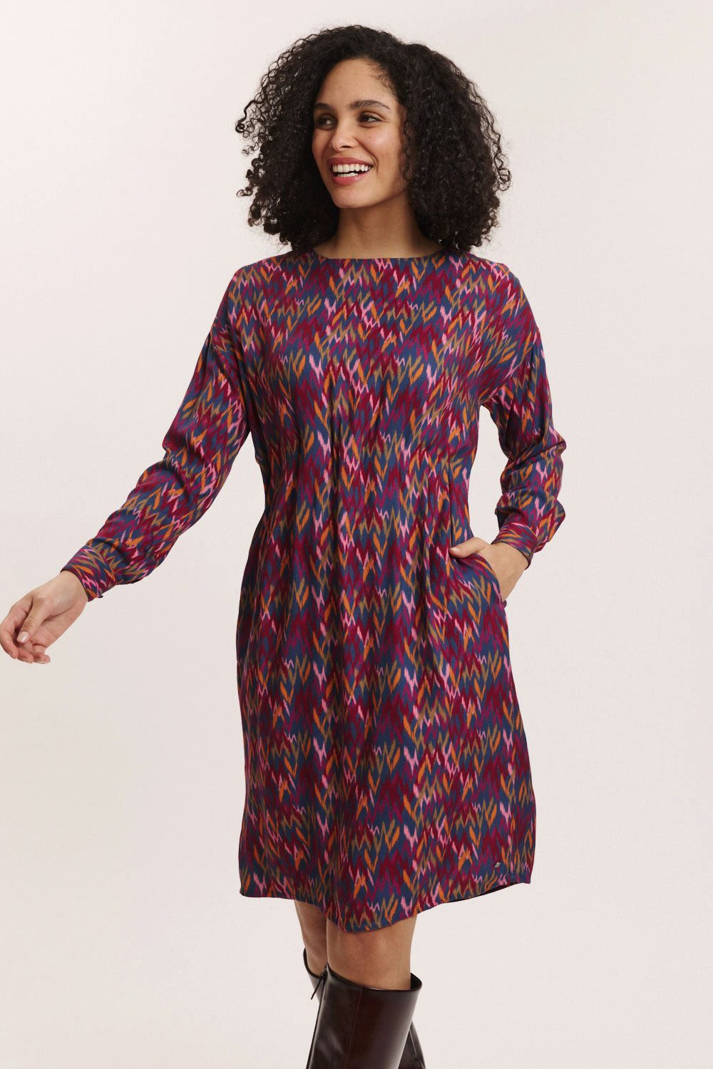 Tranquillo Jerseykleid Damen Midi Taalke aus EcoVero™-Twill Allover-Print Falten tailliert (Einzelteil) Langarmkleid mit softem Peach-Effekt und Seitentaschen