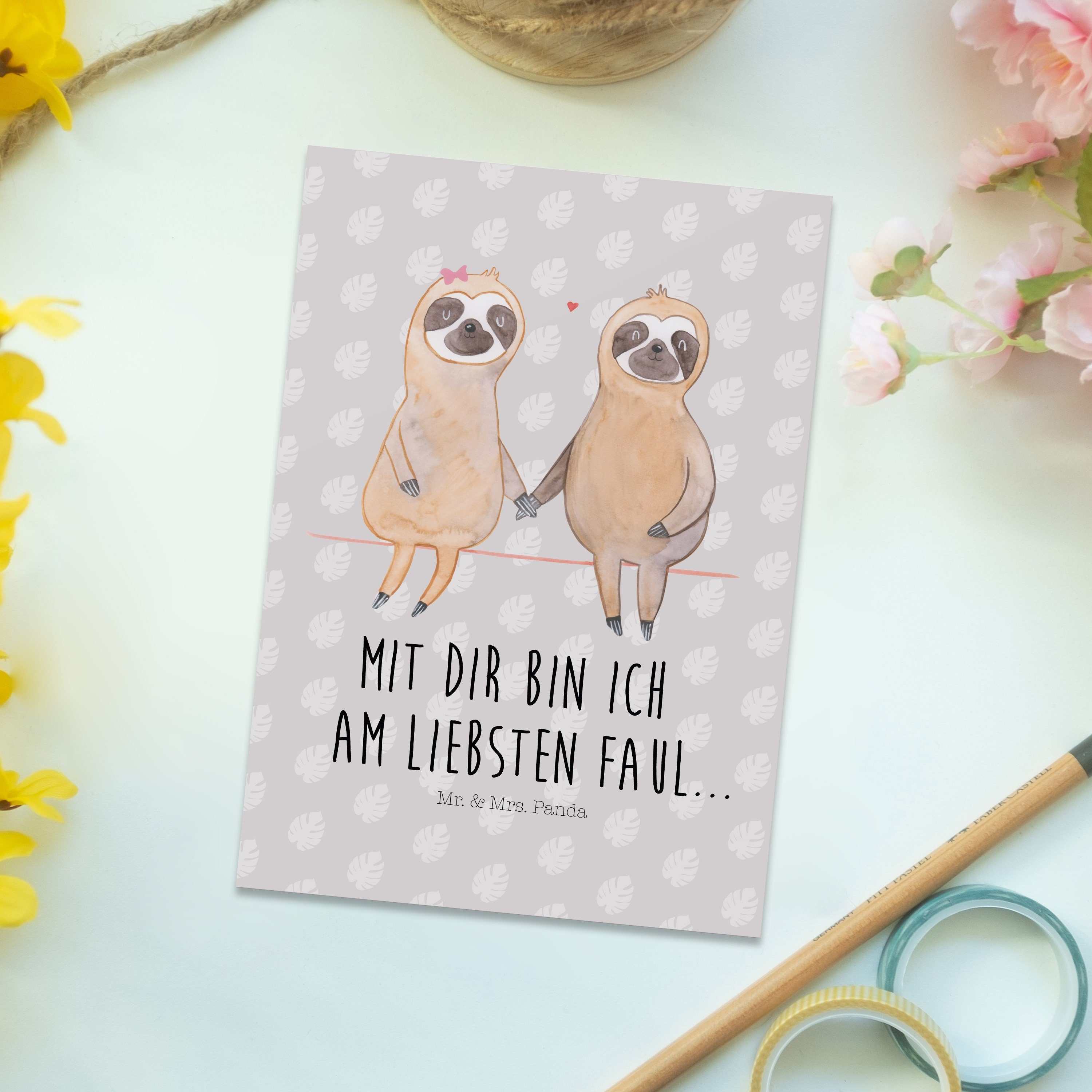 Mr. & Mrs. Panda Postkarte Faultier Pärchen, Grußkarte, Grau Pastell, Ansichtskarte, Lieblingsti, Faultier Pärchen Motivkarte