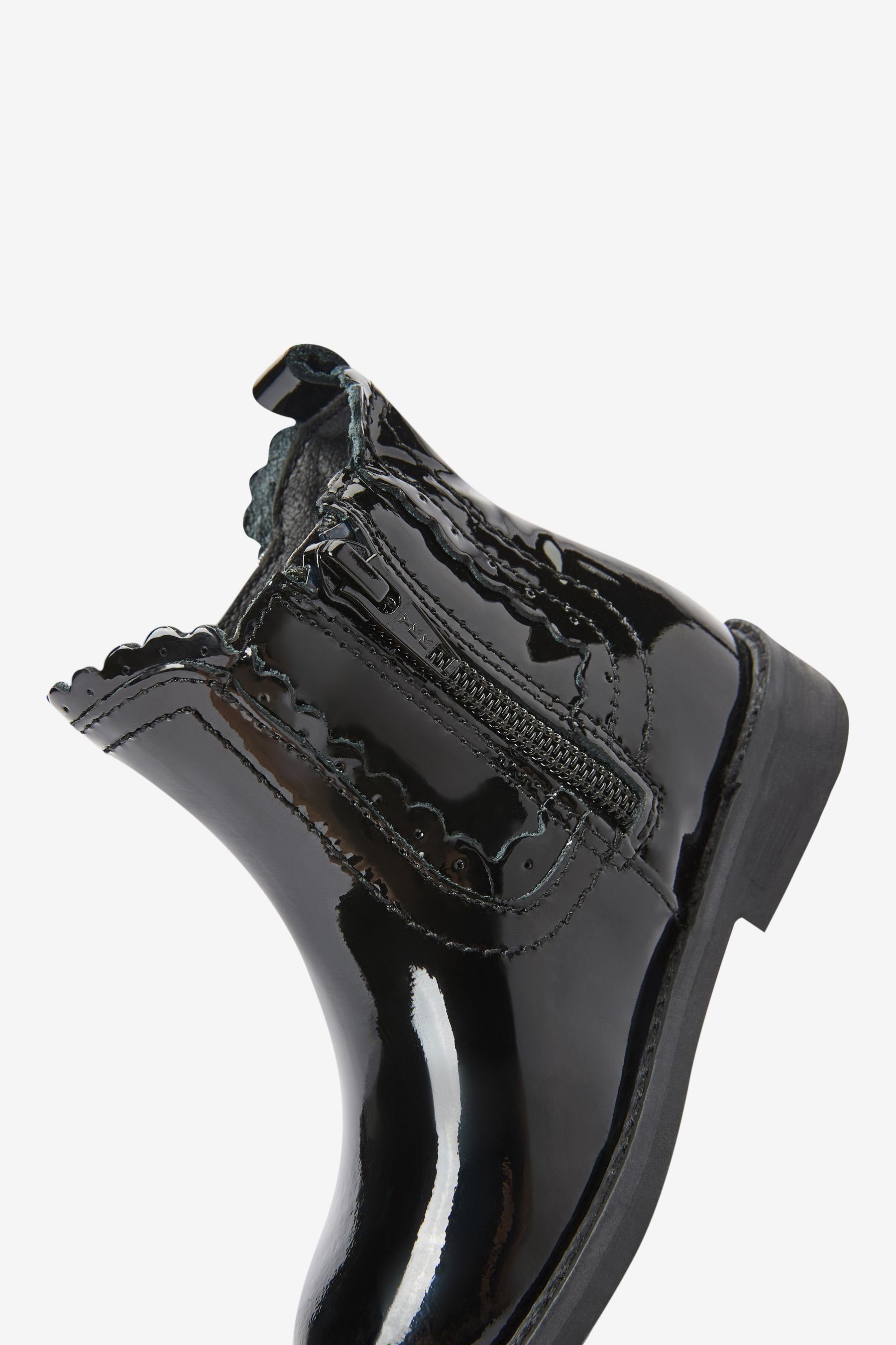 weite Chelsea-Boots (1-tlg) Next Passform Chelseaboots mit Bogenkante, Black Leather Patent