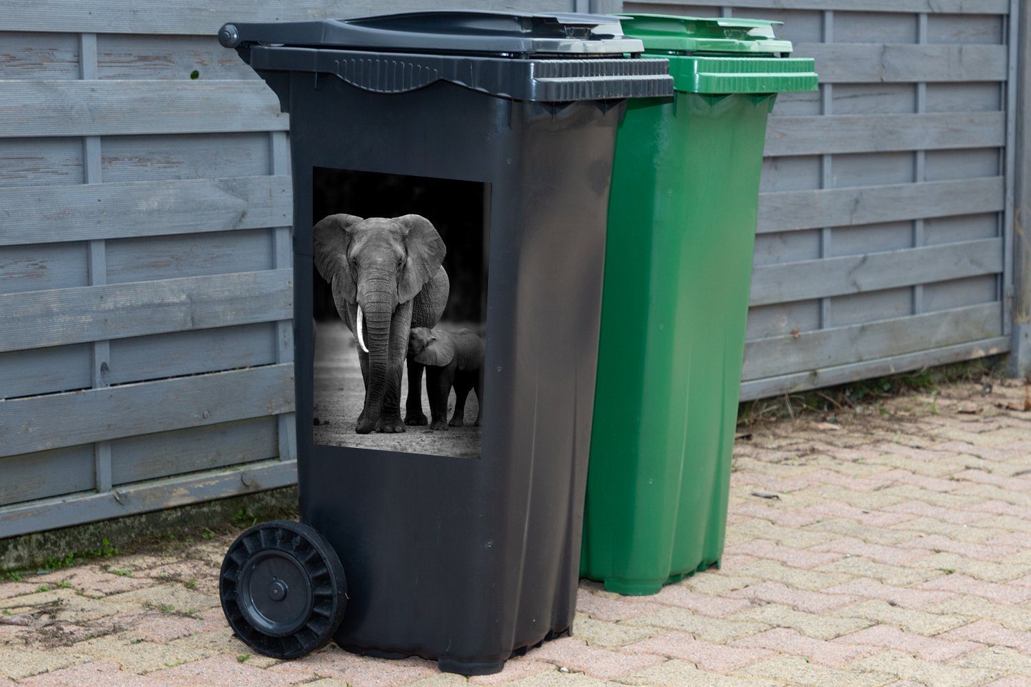 MuchoWow Wandsticker Elefantenbaby wird Sticker, weiß Container, und Abfalbehälter von gefüttert schwarz St), seiner - Mülleimer-aufkleber, Mülltonne, (1 Mutter