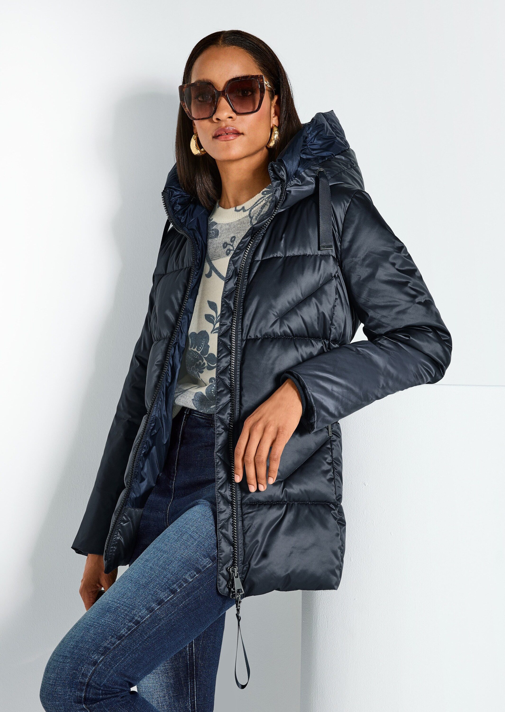 MADELEINE Steppjacke Wattierte Outdoor-Jacke mit Kapuze, Stepp Jacke mit glänzendem Stepp, regulierbare Kapuze, Zwei-Wege-Zipper