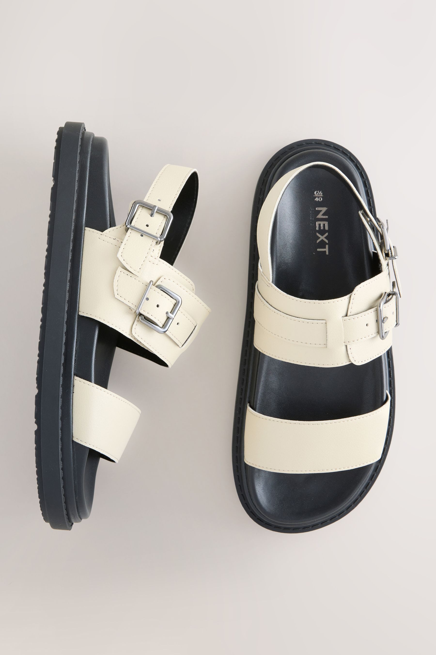 Next Sandalen mit Schnalle robustem Fußbett Sandale (1-tlg)