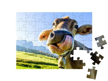 puzzleYOU Puzzle Lustige Kuh am Kaisergebirge, 48 Puzzleteile, puzzleYOU-Kollektionen Kühe & Kälber, Bauernhof-Tiere