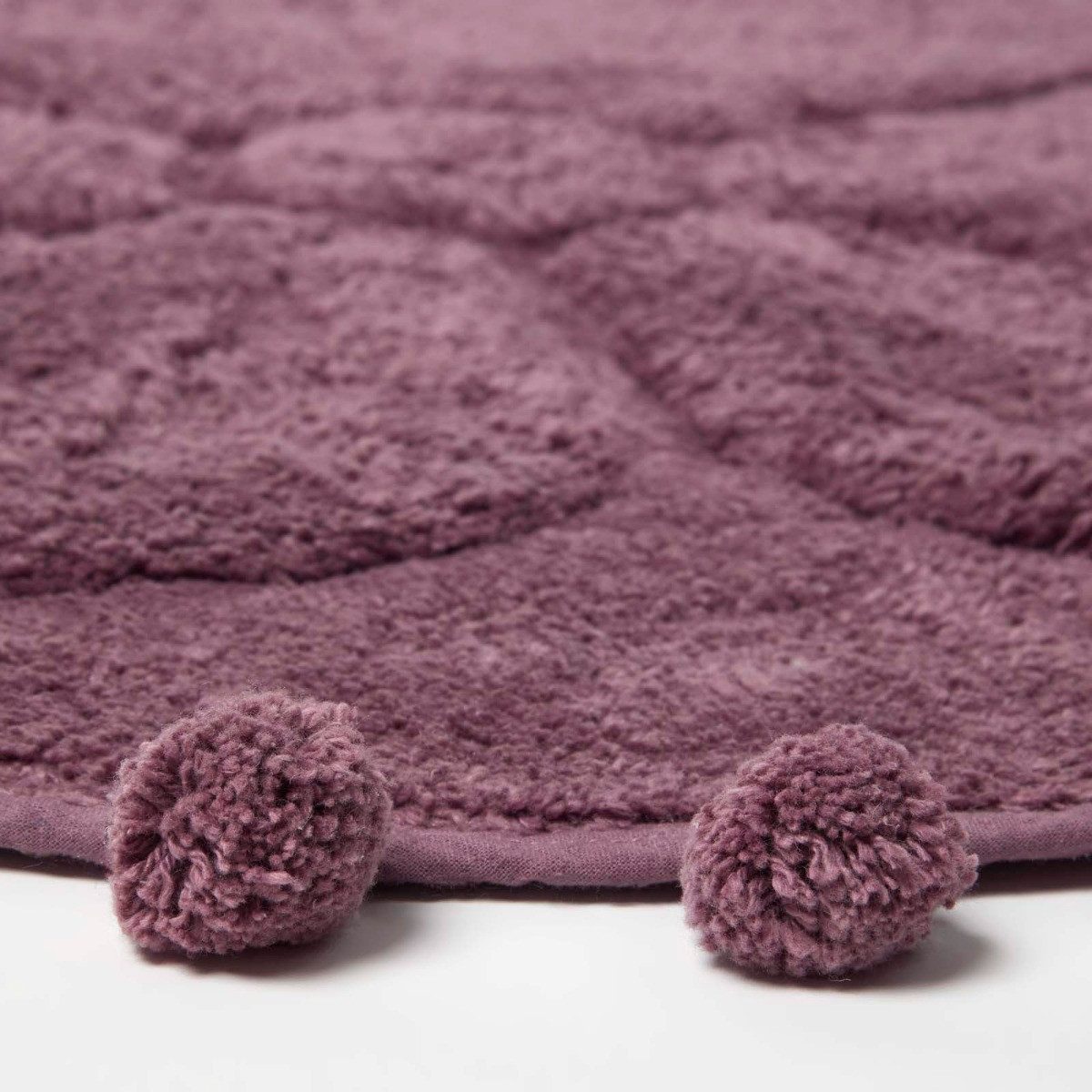 Homescapes Badematte Runde Badematte Blume, 60 cm – Badvorleger beere mit Pompons, Höhe 20 mm, 60 cm