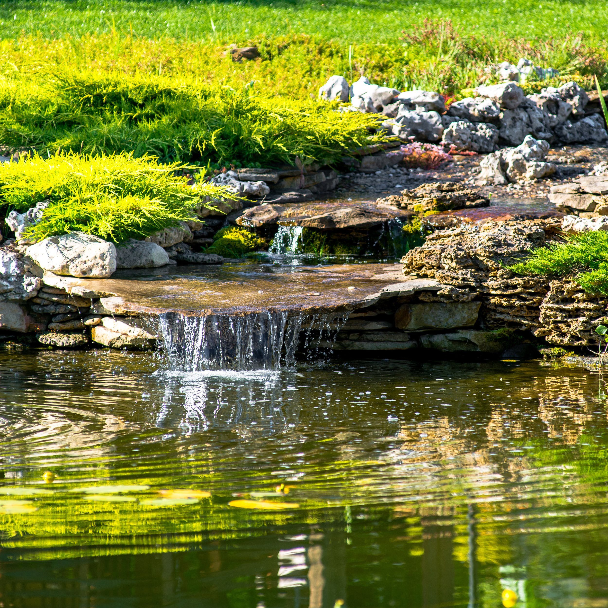 esotec Bachlaufpumpe WaterFall 25/1600 Solar Bachlaufpumpenset 1600l/h, 25Wp Modul 101018 (Komplettset)