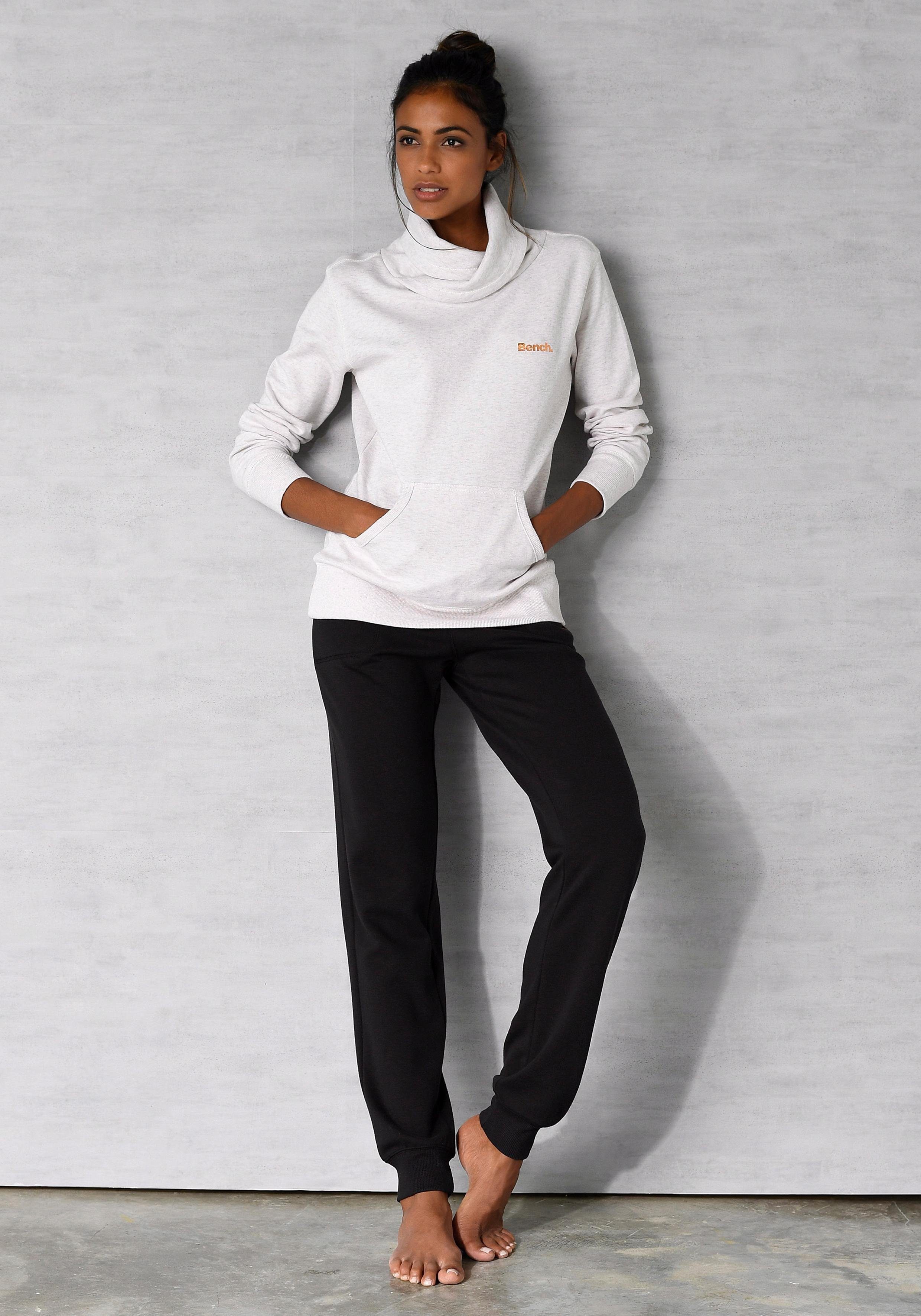Bench. Loungewear Longsweatshirt mit Stehkragen in Layeroptik und Kängurutasche, Loungewear