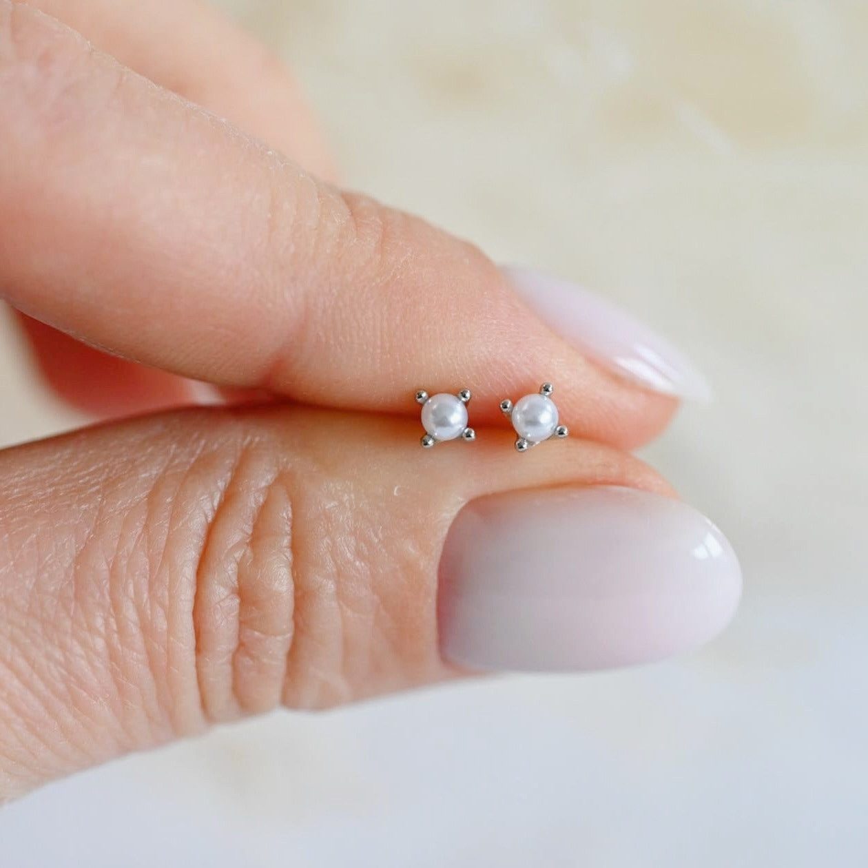 Runde Perlé Perlenohrringe winzige zarte Perlenohrstecker, minimalistische günstig online kaufen