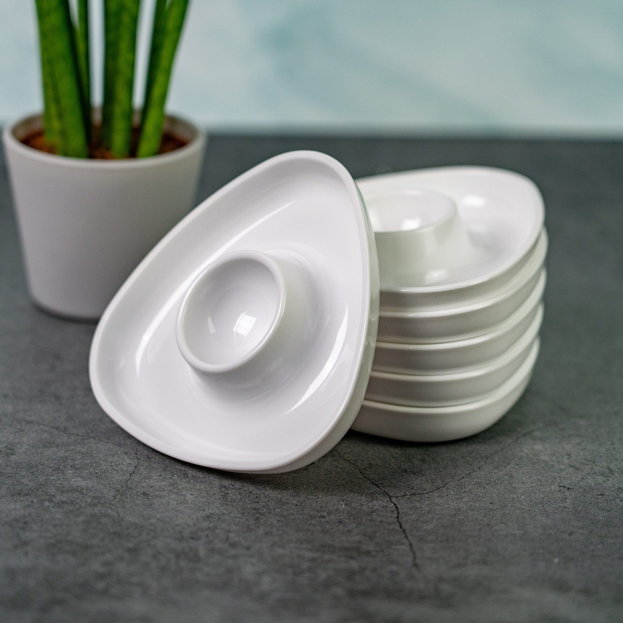 WESTMARK Eierbecher 6 Stk., dreieckig, stapelbar, hochwertiger Kunststoff, Tri, Weiß, Made in Germany, spülmaschinengeeignet, BPA-frei