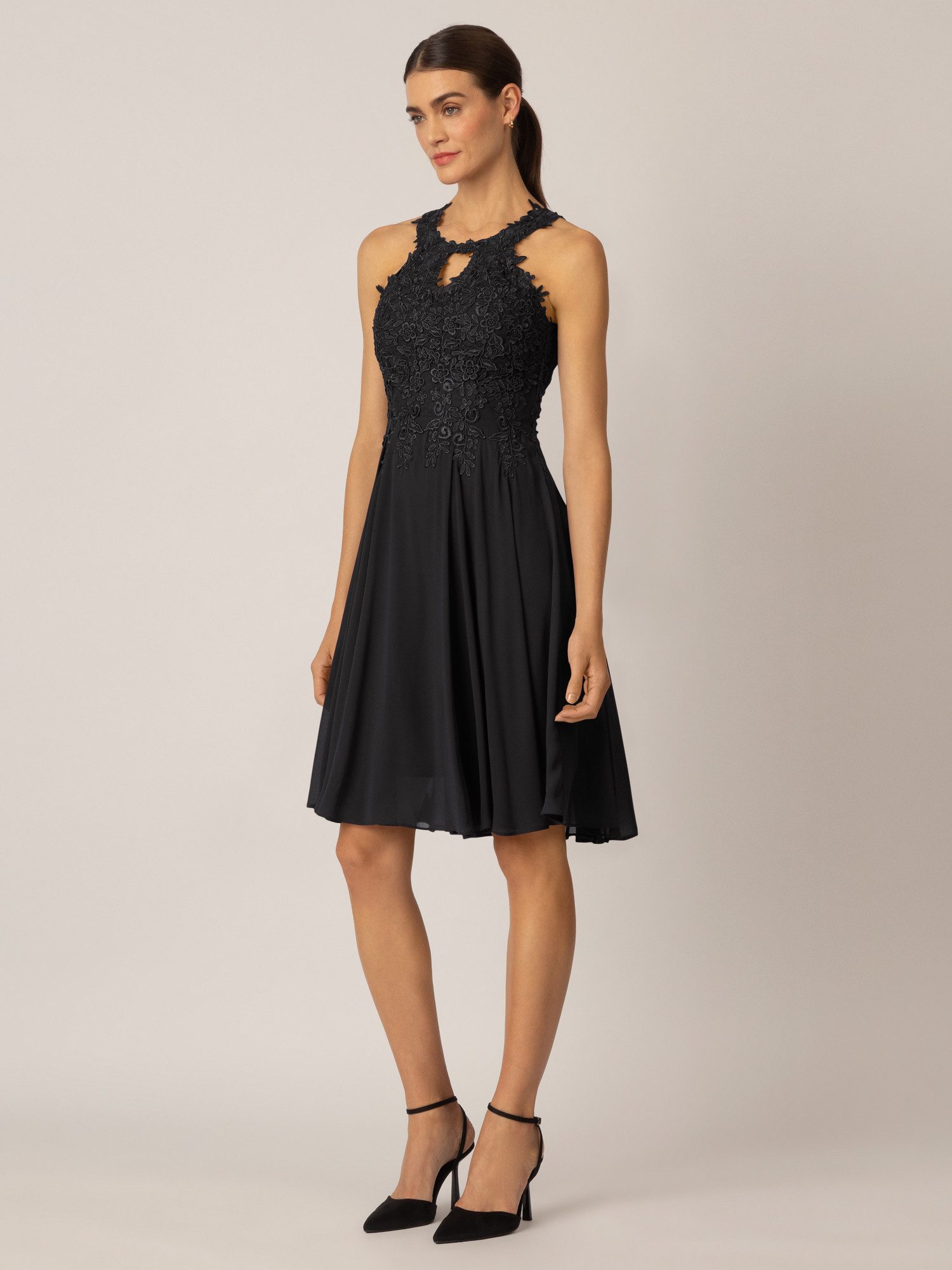 Apart Cocktailkleid aus einer Plastischen Spitze günstig online kaufen