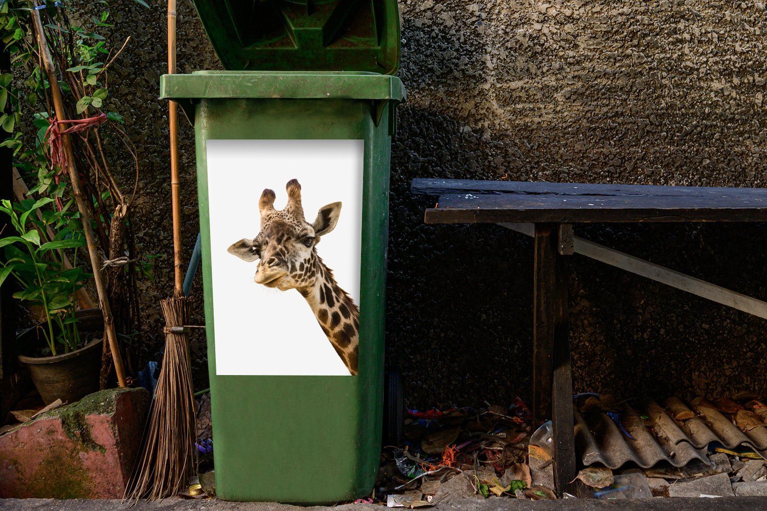 Sticker, weißen Abfalbehälter Hintergrund Container, Wandsticker Neugierige einem Mülleimer-aufkleber, MuchoWow Giraffe (1 Mülltonne, vor St),