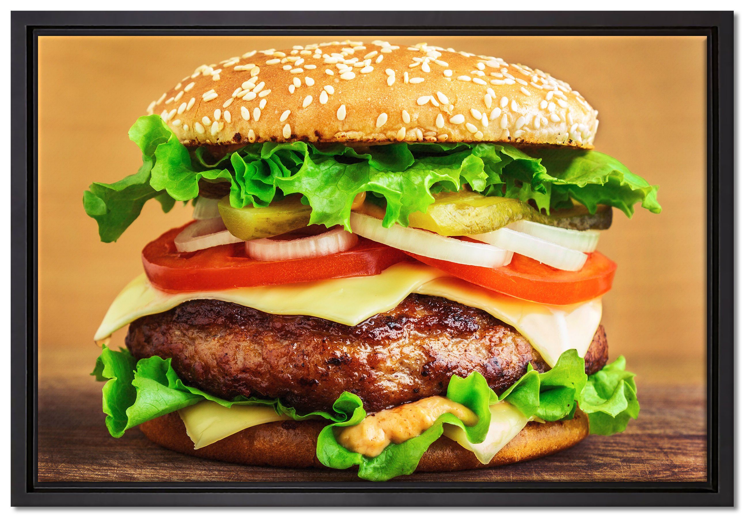 Pixxprint Leinwandbild Köstlicher Burger auf Holztisch, Wanddekoration (1 St), Leinwandbild fertig bespannt, in einem Schattenfugen-Bilderrahmen gefasst, inkl. Zackenaufhänger