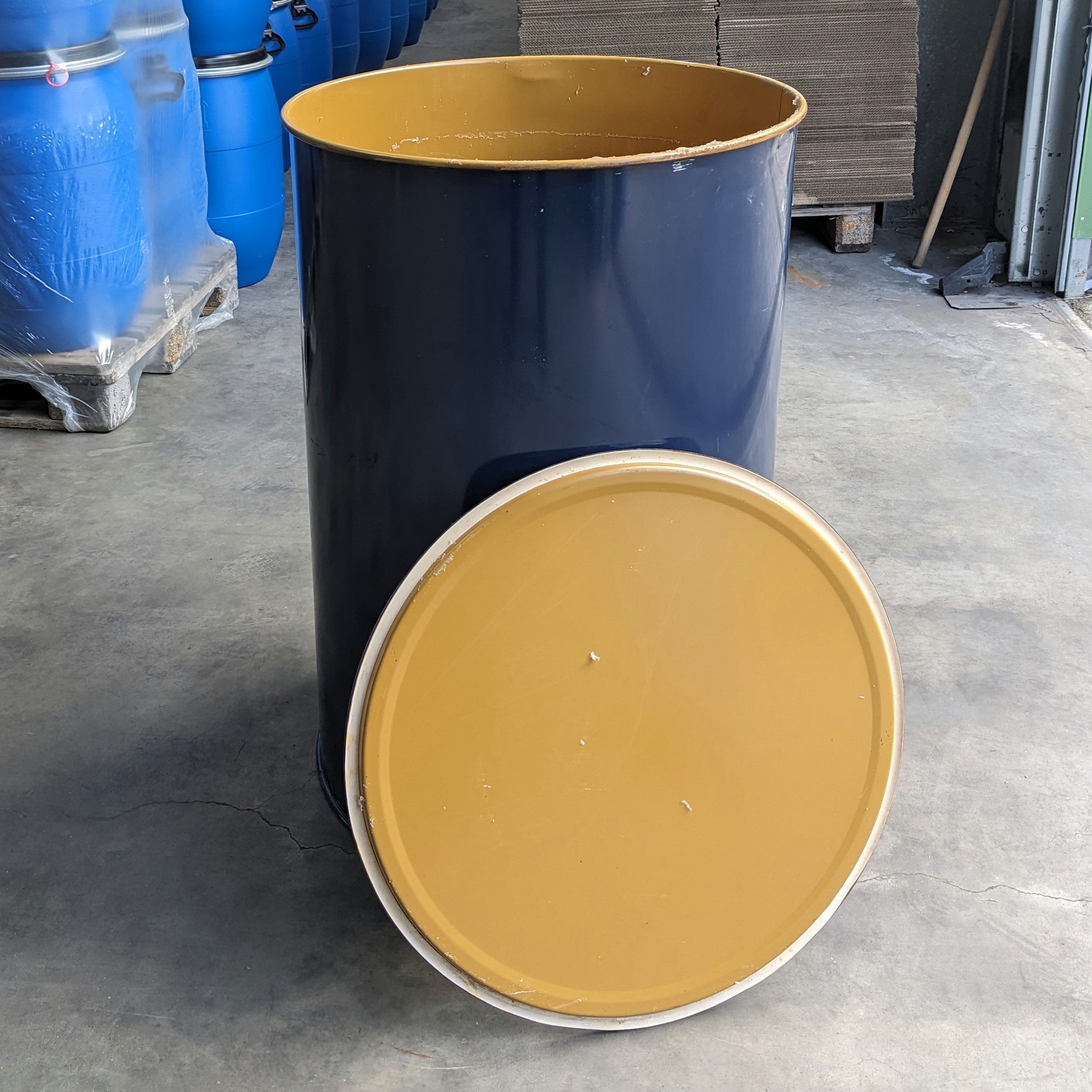 Plasteo Stehtisch 200 Liter Metallfass Tonne mit Deckel Stahlfass Ölfass Fe günstig online kaufen