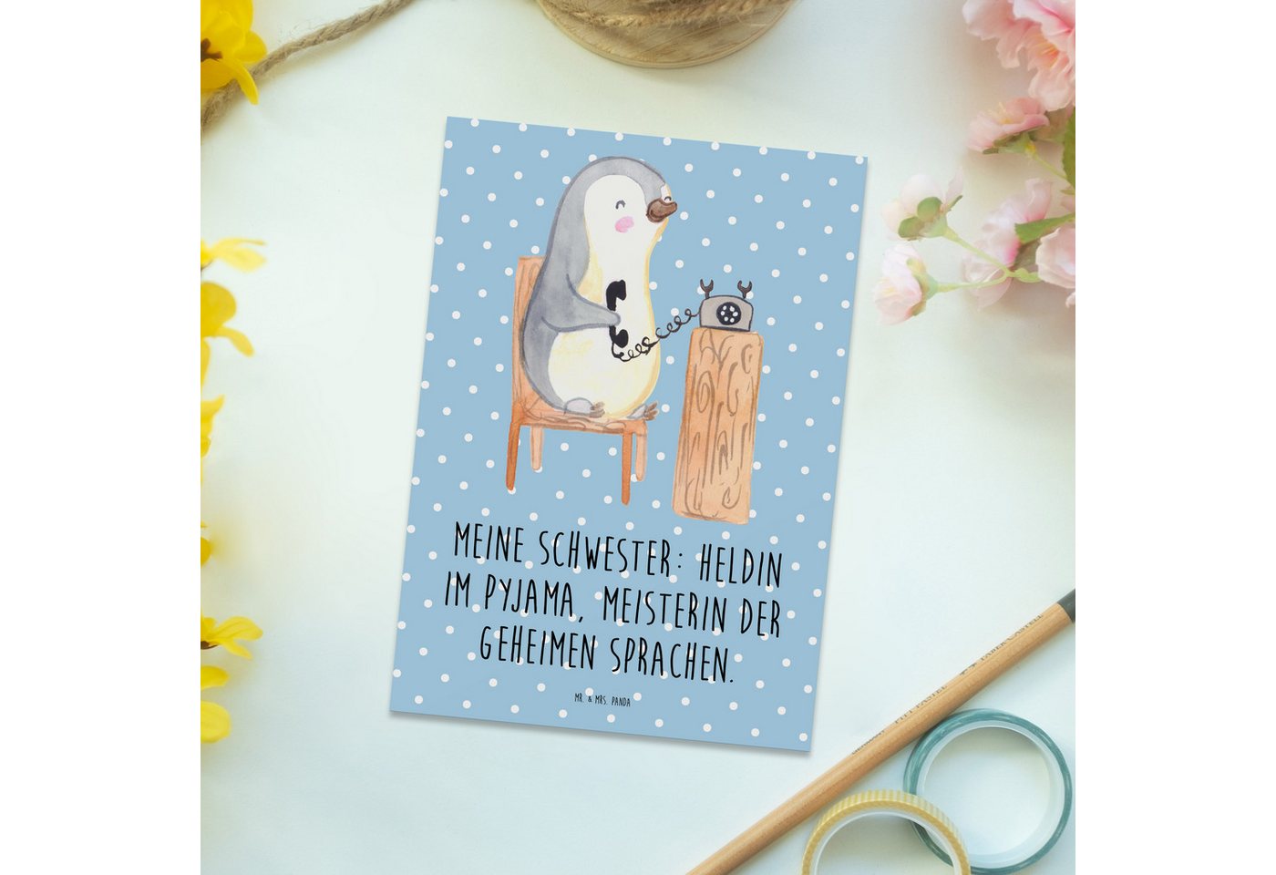 Thumbnail - Mr. & Mrs. Panda Postkarte Schwester Heldin - Blau Pastell - Geschenk, geheime Sprachen, Heldin