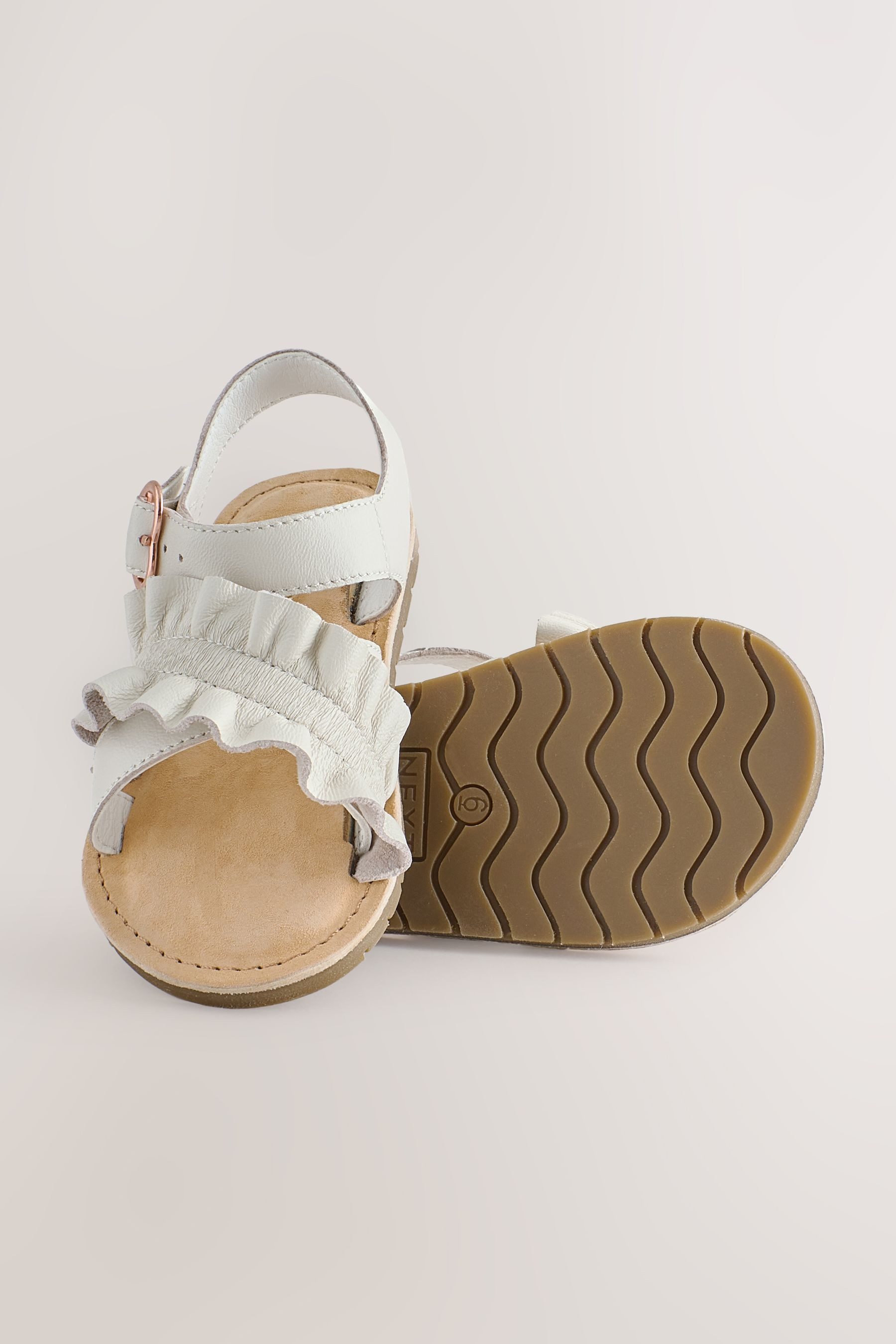 Next Sandalen mit Raffung und Schnallenverschluss Sandale (1-tlg)