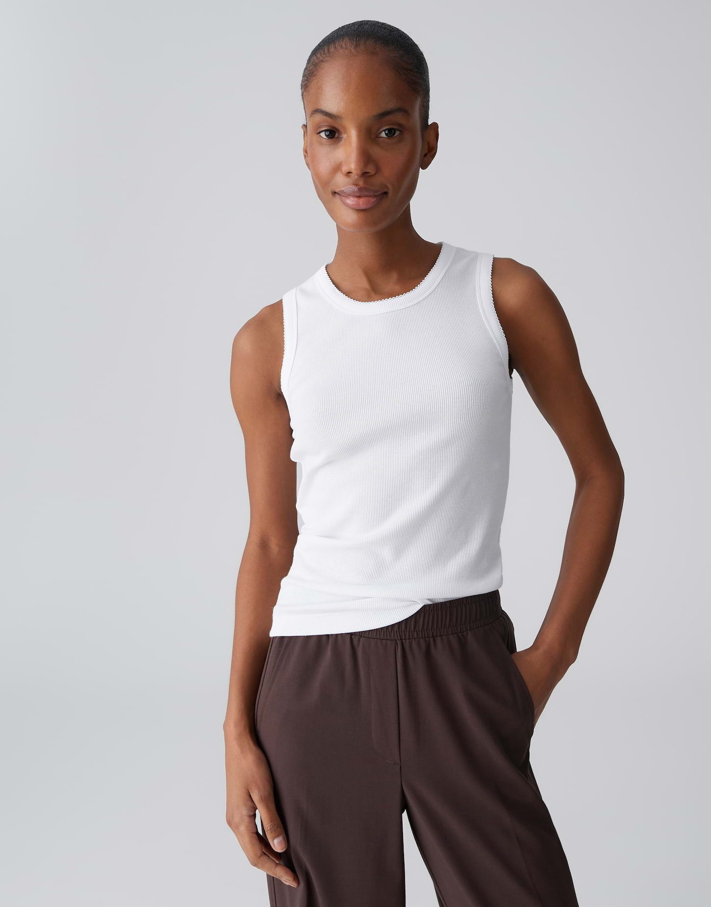 OPUS Tanktop Tanktop mit femininer Spitzenborte Schmale Passform, bogenförmige Spitzenborte als Detail