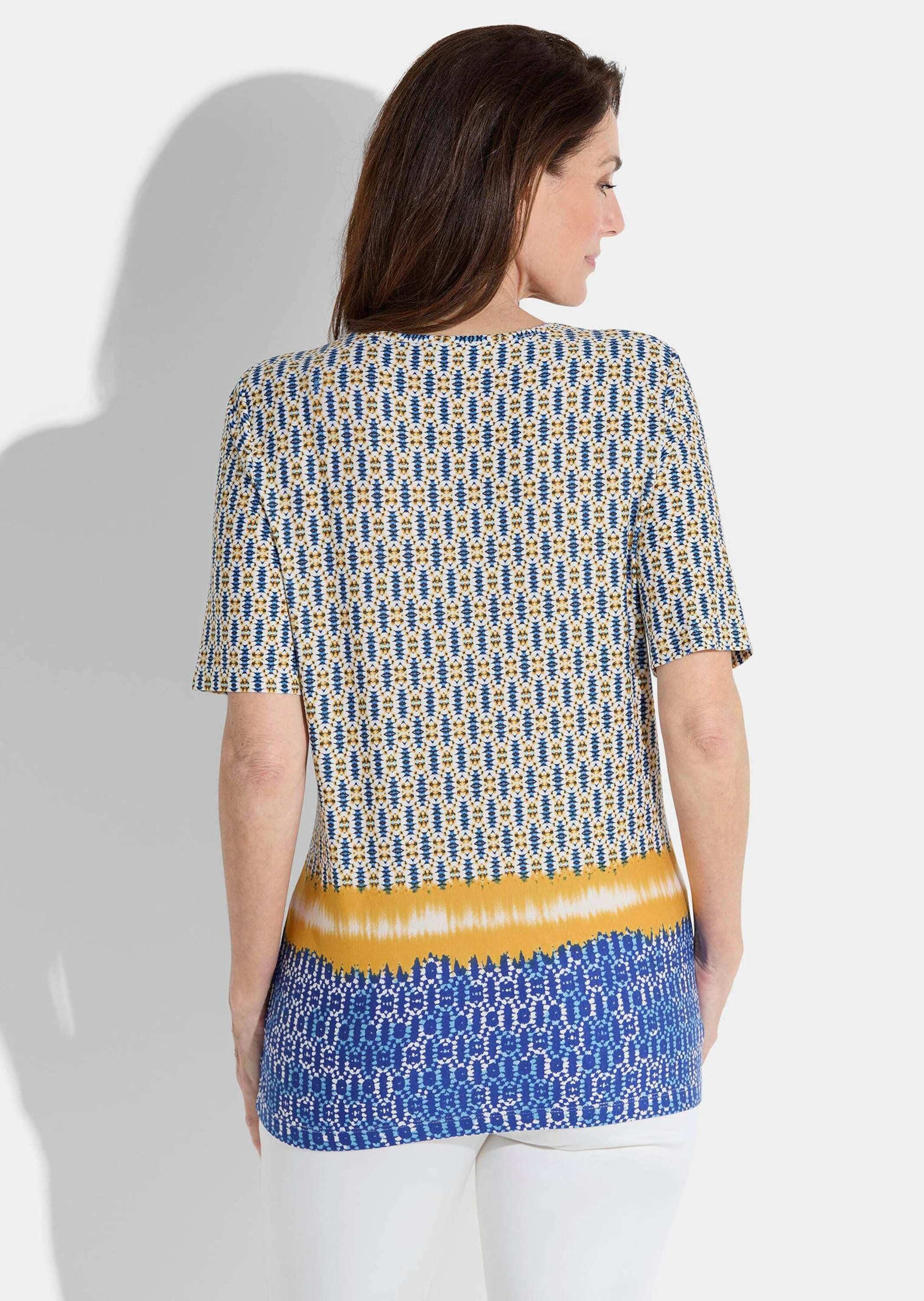 GOLDNER T-Shirt Kurzgröße: Druckshirt mit Ethno-Design Stilvolles Viskoseshirt Rundhalsausschnitt und Halbarm – Bild 2 von 4