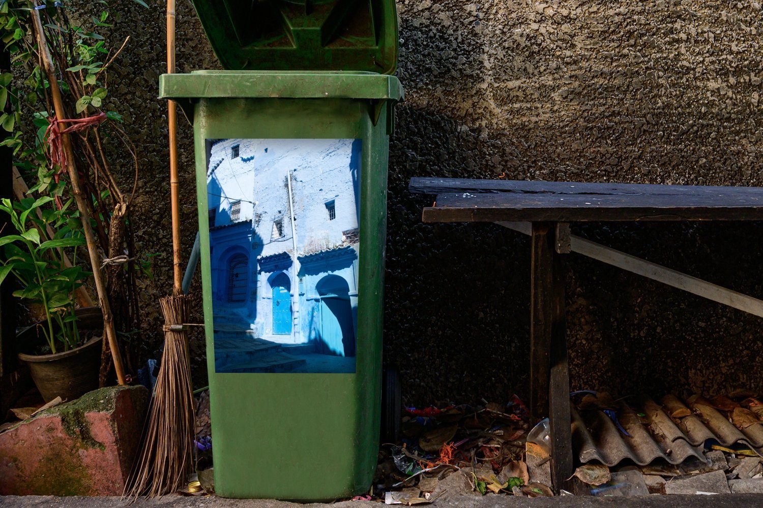 Wandsticker von Blaue Container, MuchoWow Abfalbehälter Häuser Sticker, Mülleimer-aufkleber, Mülltonne, St), Chefchaouen (1