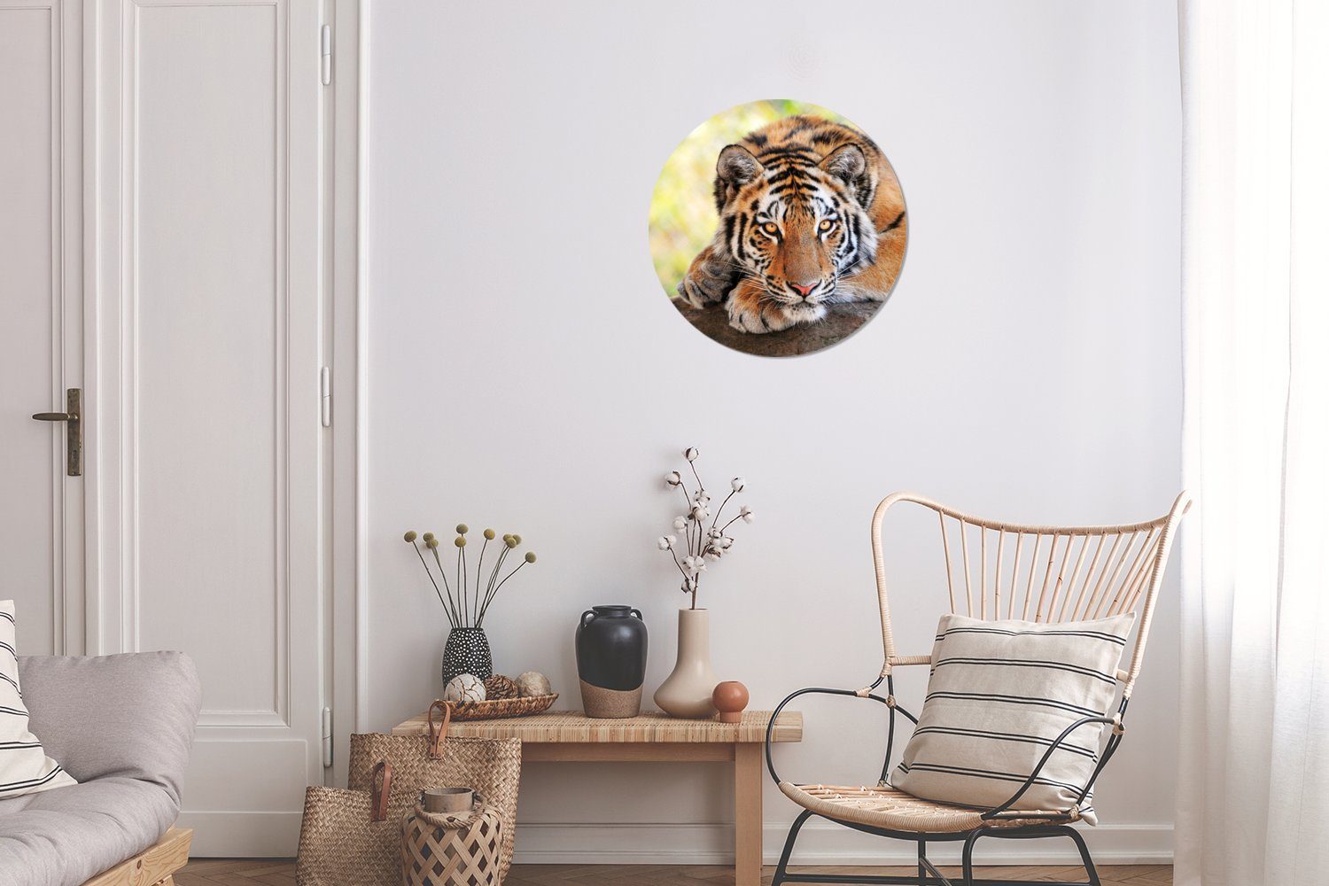 MuchoWow Wandsticker Junger Tiger (1 Baumstamm St), Kinderzimmer, auf liegt Wohnzimmer Tapetenkreis einem Rund, Tapetenaufkleber, für