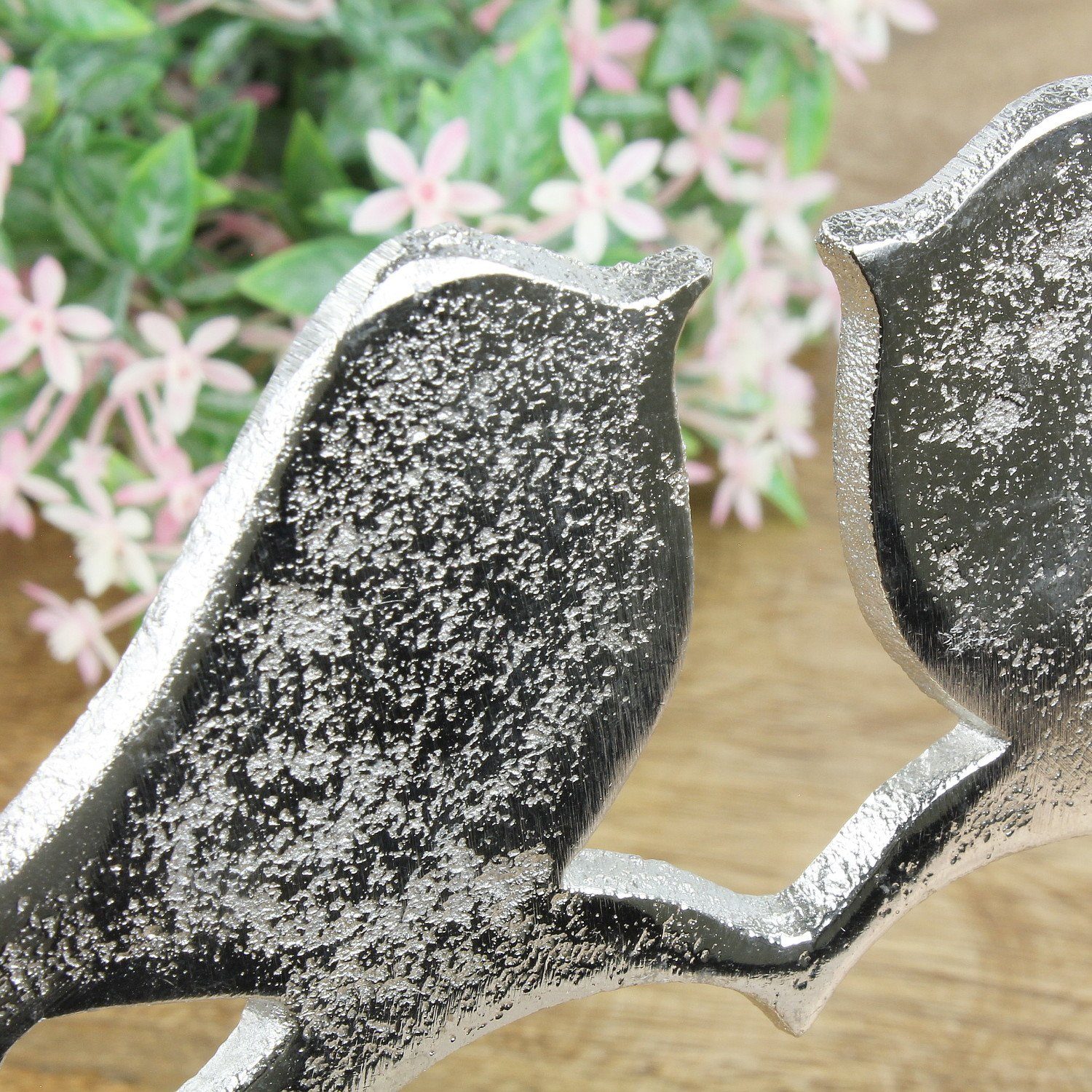 Macosa Home Dekofigur Skulptur Holz Metall Vögel Herz Silber Wohndeko Tiere (19 x 6 x 17 cm), Dekoherz Metallherz Sockel Metallvogel
