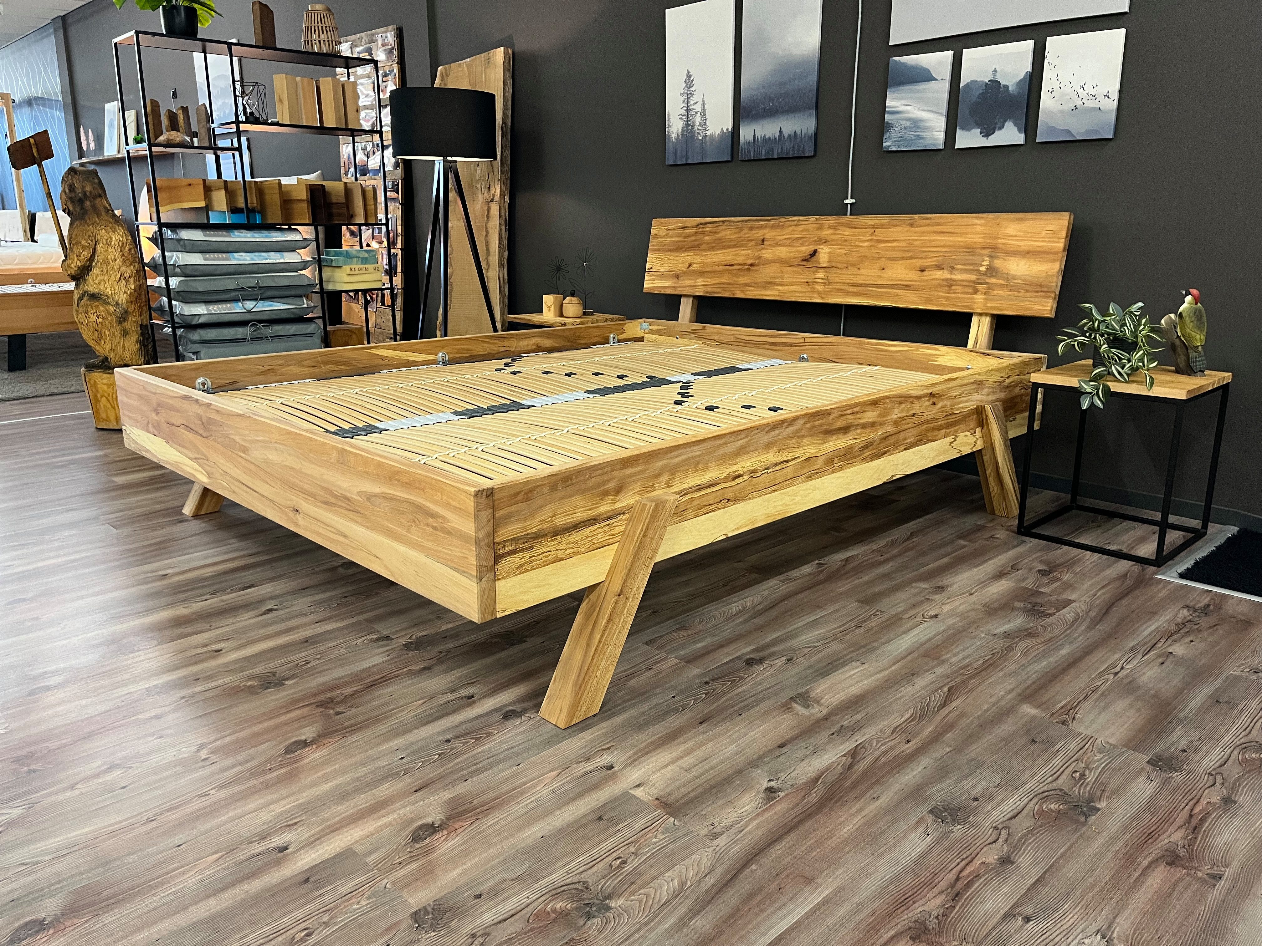 Möbel Specht Massivholzbett Timber Kernbuche (bis 300x220cm Liegefläche), schwebende Optik