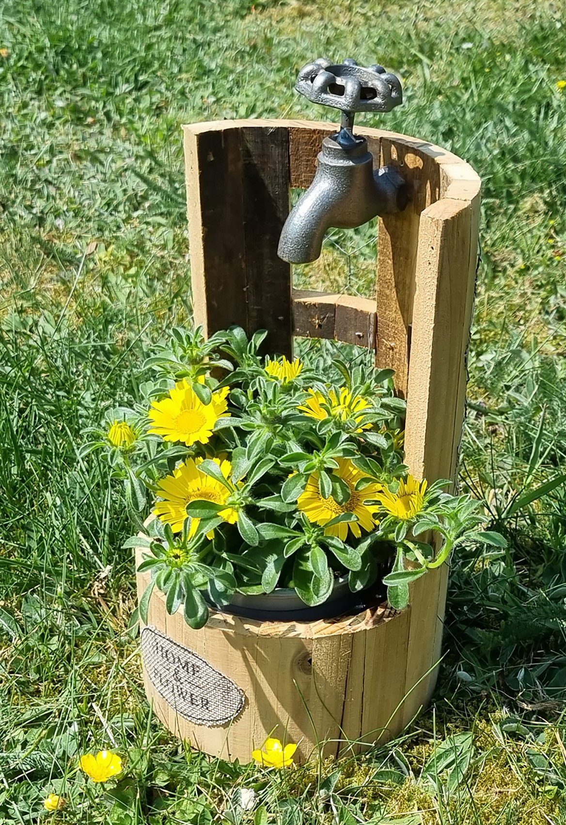 Fachhandel mit Pflanzgefäß Blumentopf Plus Deko-Wasserhahn