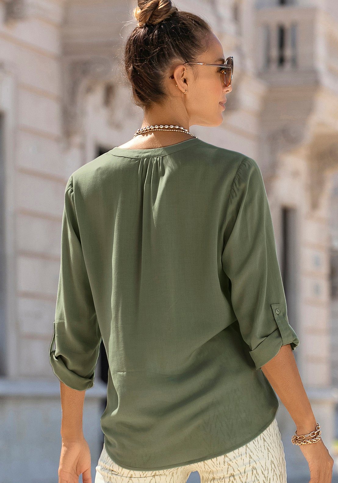 LASCANA Schlupfbluse mit 3/4-Ärmeln und kurzer Knopfleiste lockere Damenbluse, Blusenshirt mit Krempelärmel, Business, Basic – Bild 3 von 5