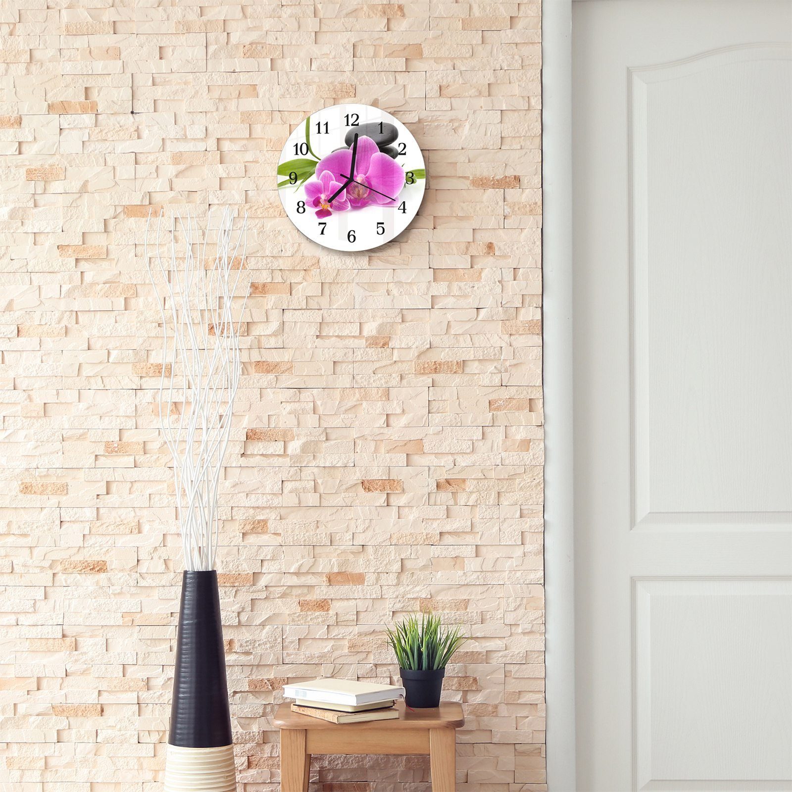 Primedeco Wanduhr aus Rund mit Wanduhr Quarzuhrwerk Motiv - auf Glas Steinen und Durchmesser mit Orchidee 30 cm