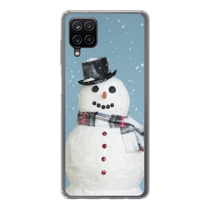 MuchoWow Handyhülle Ein glücklicher Schneemann zu Weihnachten mit einem hellblauen Handyhülle Samsung Galaxy A12 Smartphone-Bumper Print Handy