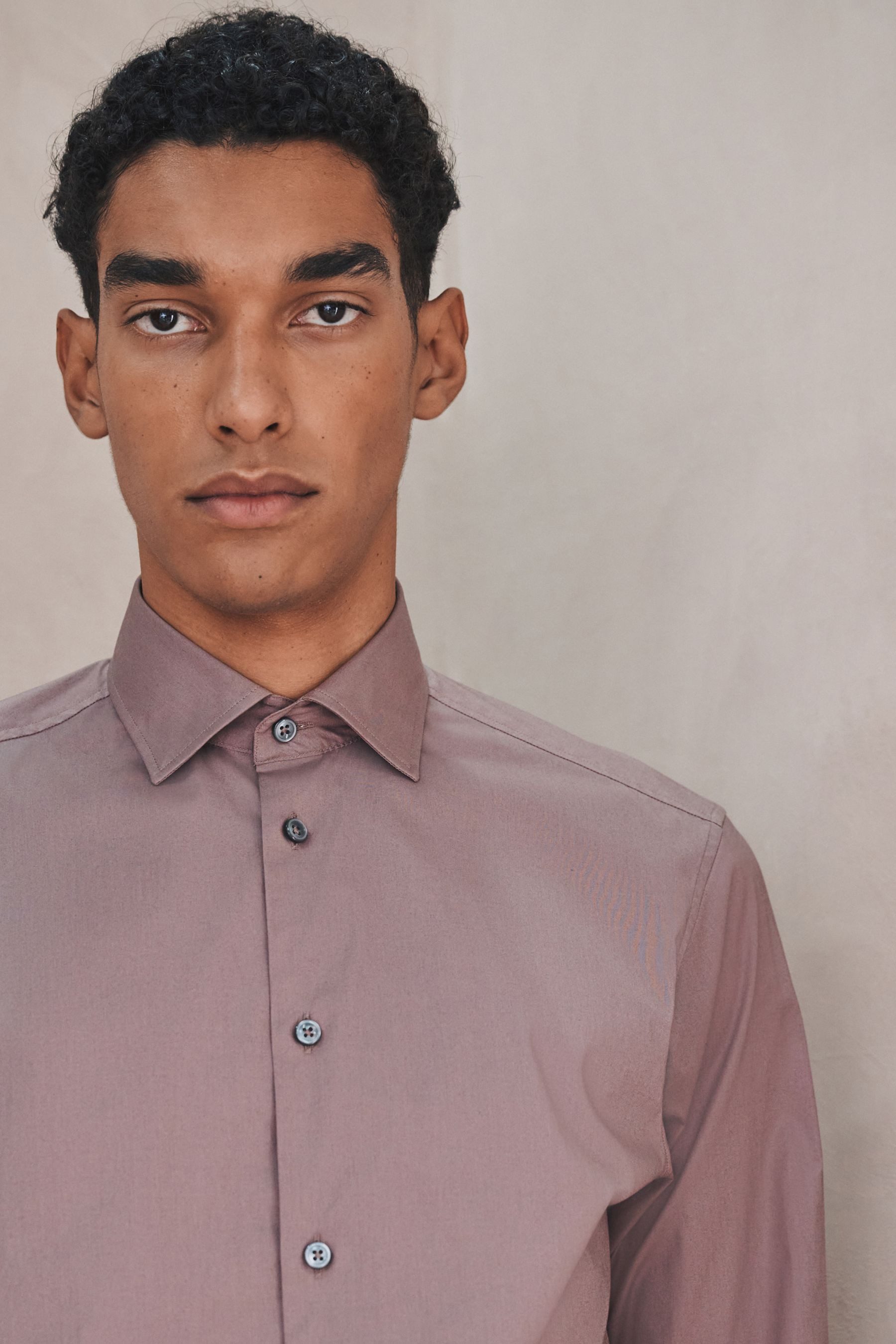 Next Langarmhemd Langärmeliges Slim Fit Hemd aus Baumwollstretch (1-tlg)