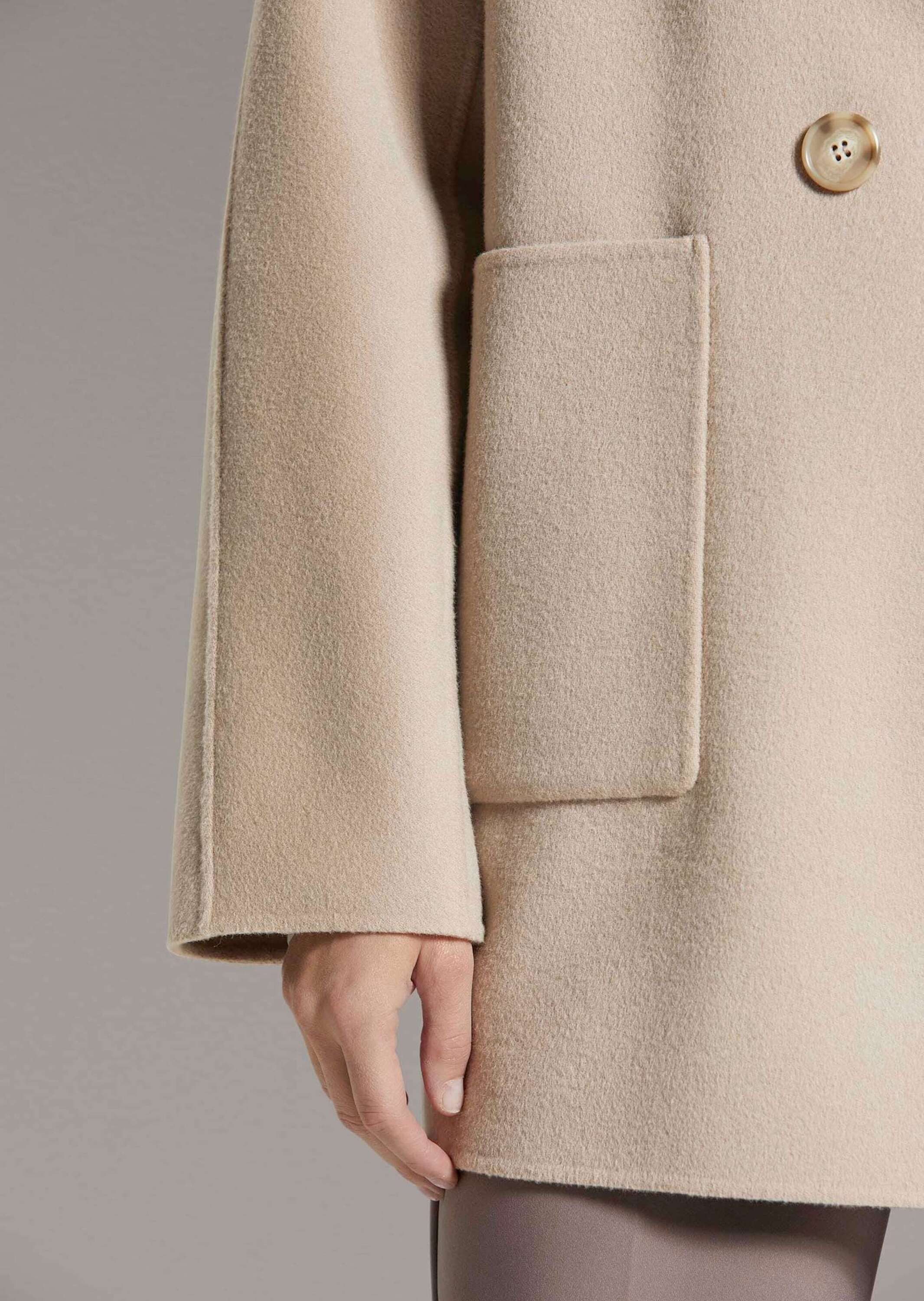 MADELEINE Kurzmantel Eleganter Wollmantel mit Reverskragen Modischer Zweireiher mit aufgesetzten Taschen, Ziernähten und Langarm