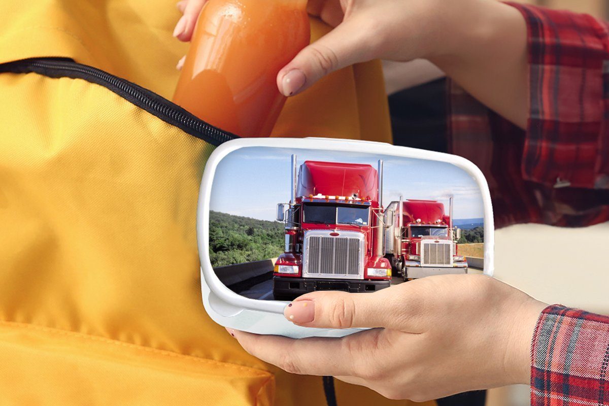 Autobahn, Lastwagen für Kunststoff, MuchoWow der auf weiß Jungs Brotdose, Mädchen und für Rote Erwachsene, und Brotbox (2-tlg), Lunchbox Kinder