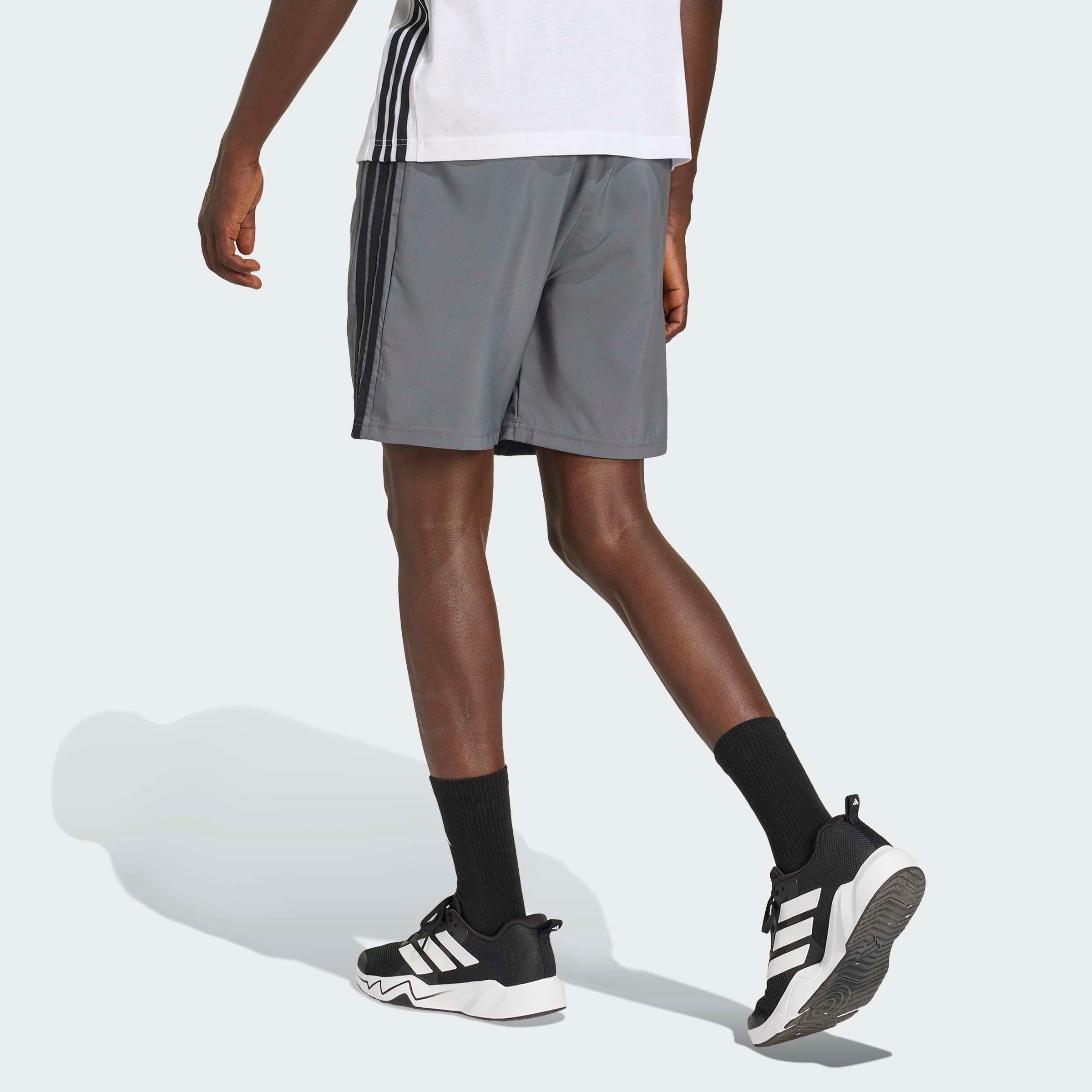 adidas Performance Shorts WORKOUT ESSENTIALS BASE 3-STREIFEN WOVEN für Fitness und Sportmode, normal-weite Passform
