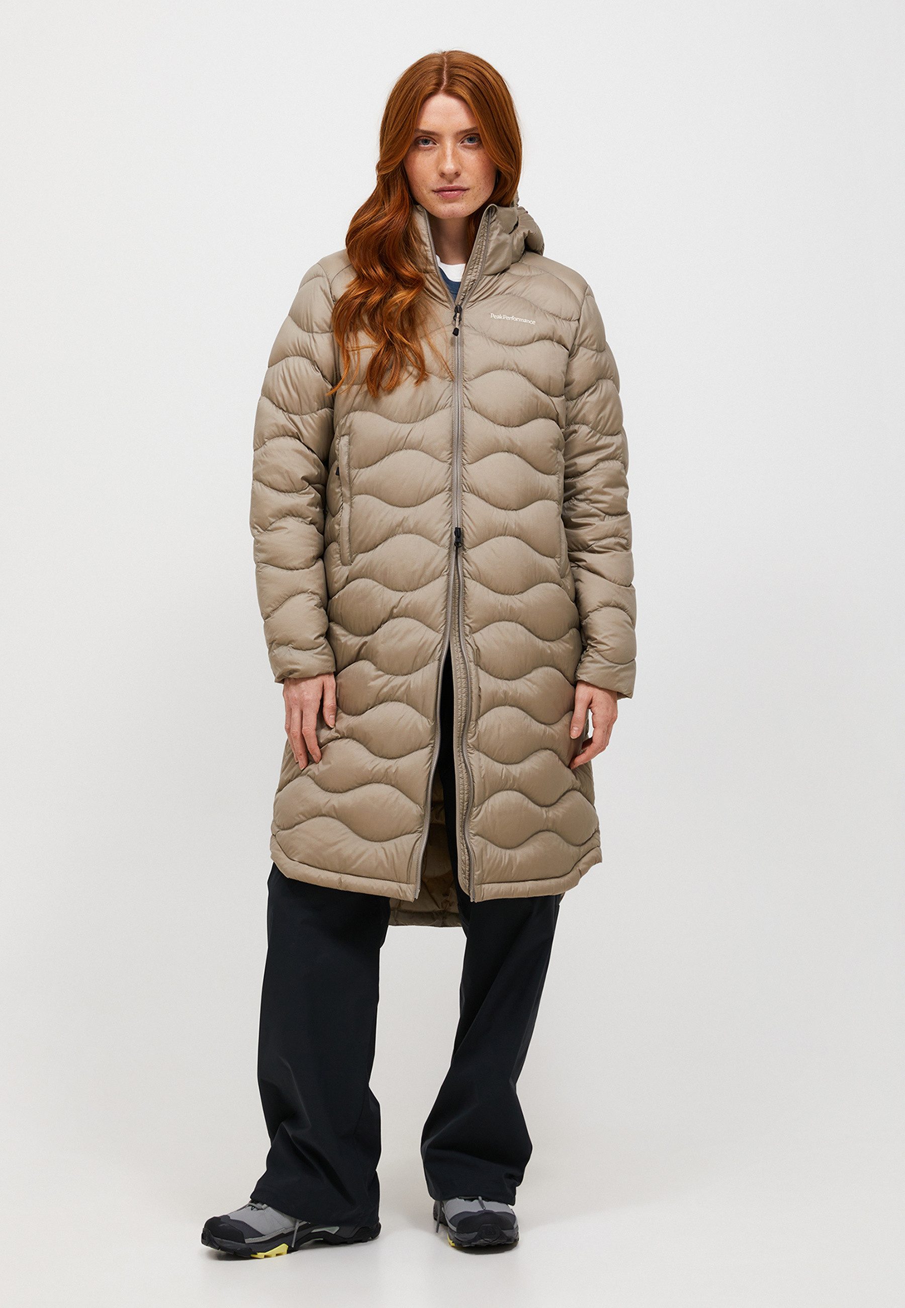 Peak Performance Daunenmantel W Helium Down Coat mit sportivem Design