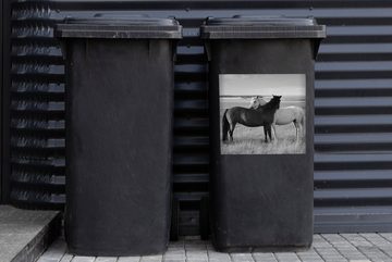 MuchoWow Wandsticker Pferde - Tiere - Porträt - Schwarz-Weiß - Landleben (1 St), Mülleimer-aufkleber, Mülltonne, Sticker, Container, Abfalbehälter