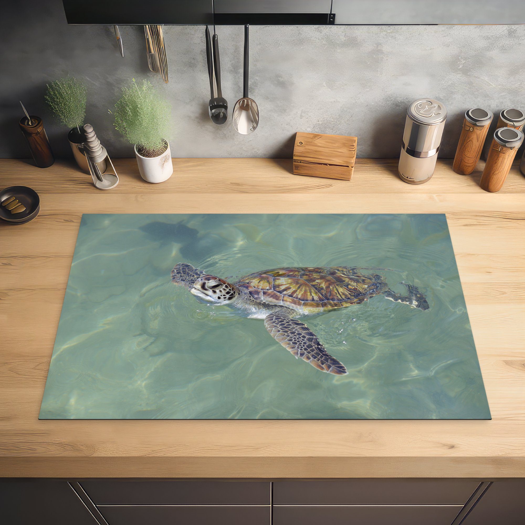 MuchoWow Herdblende-/Abdeckplatte Schildkröte schwimmt Schutz cm, die für Vinyl, küche, im Wasser, Ceranfeldabdeckung tlg), Induktionskochfeld (1 81x52