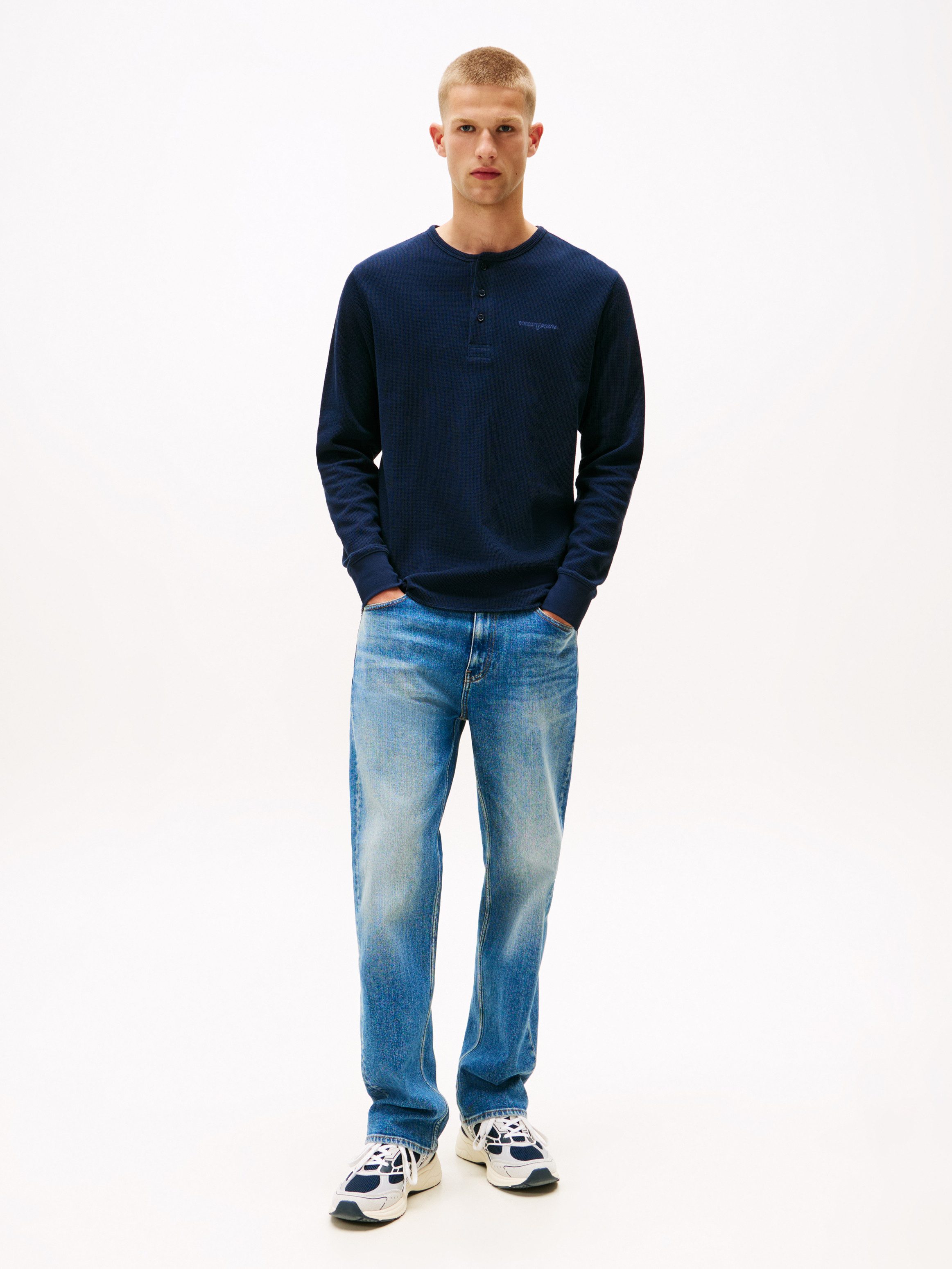 Tommy Jeans Henleyshirt TJM WAFFLE SCRIPT HENLEY Rundhals, slim fit, mit feiner Struktur