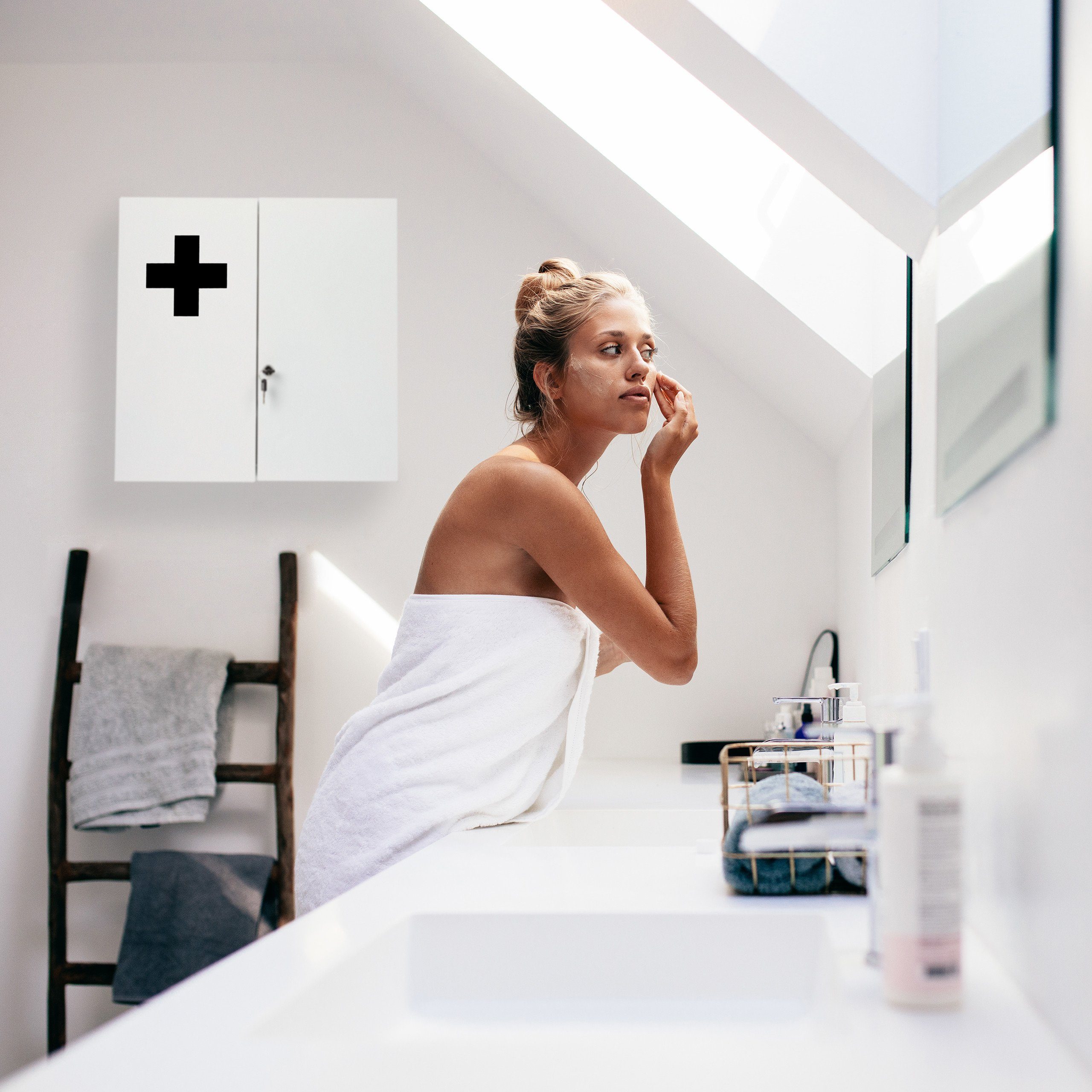 relaxdays Medizinschrank XXL in Weiß