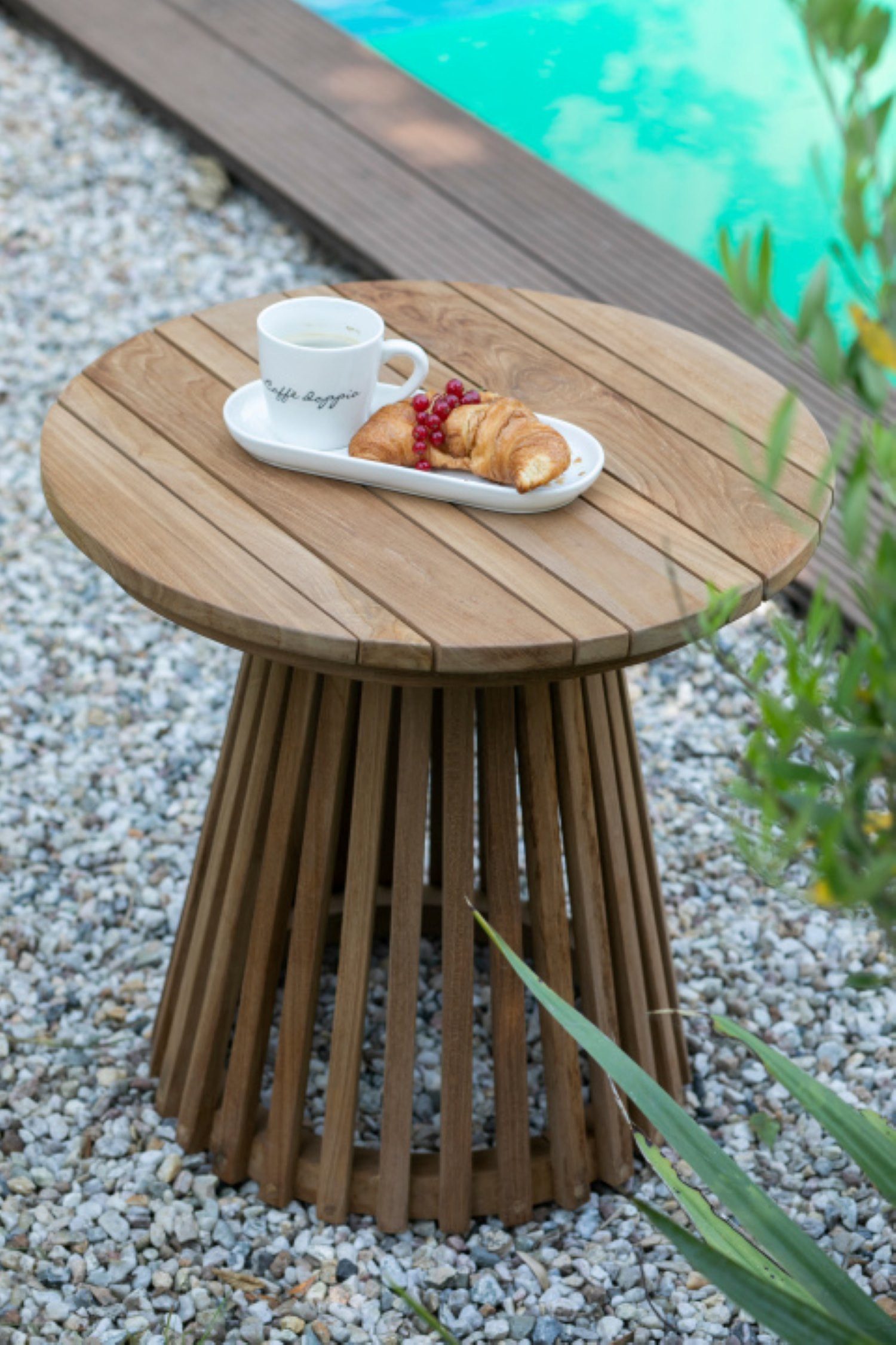 MR.DEKO Gartentisch Bolton Teak (Ideal zu Deckchairs kombinierbar – für drinnen & draußen geeignet, 1-St), Plantagen-Teak Vollholz – wetterfest, vielseitig, leicht montierbar