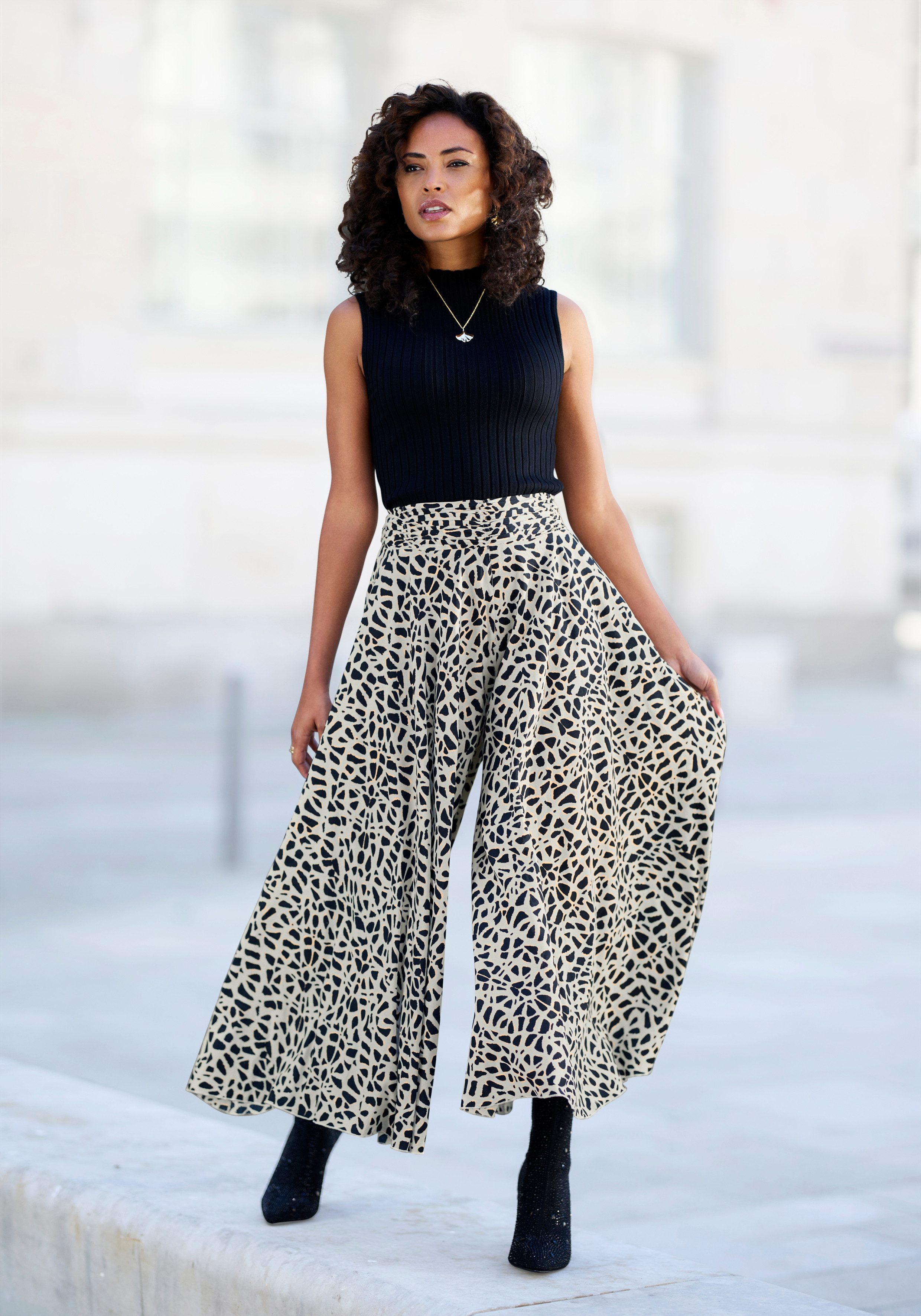 LASCANA Hosenrock mit grafischem Alloverdruck, Culotte, extraweites Bein