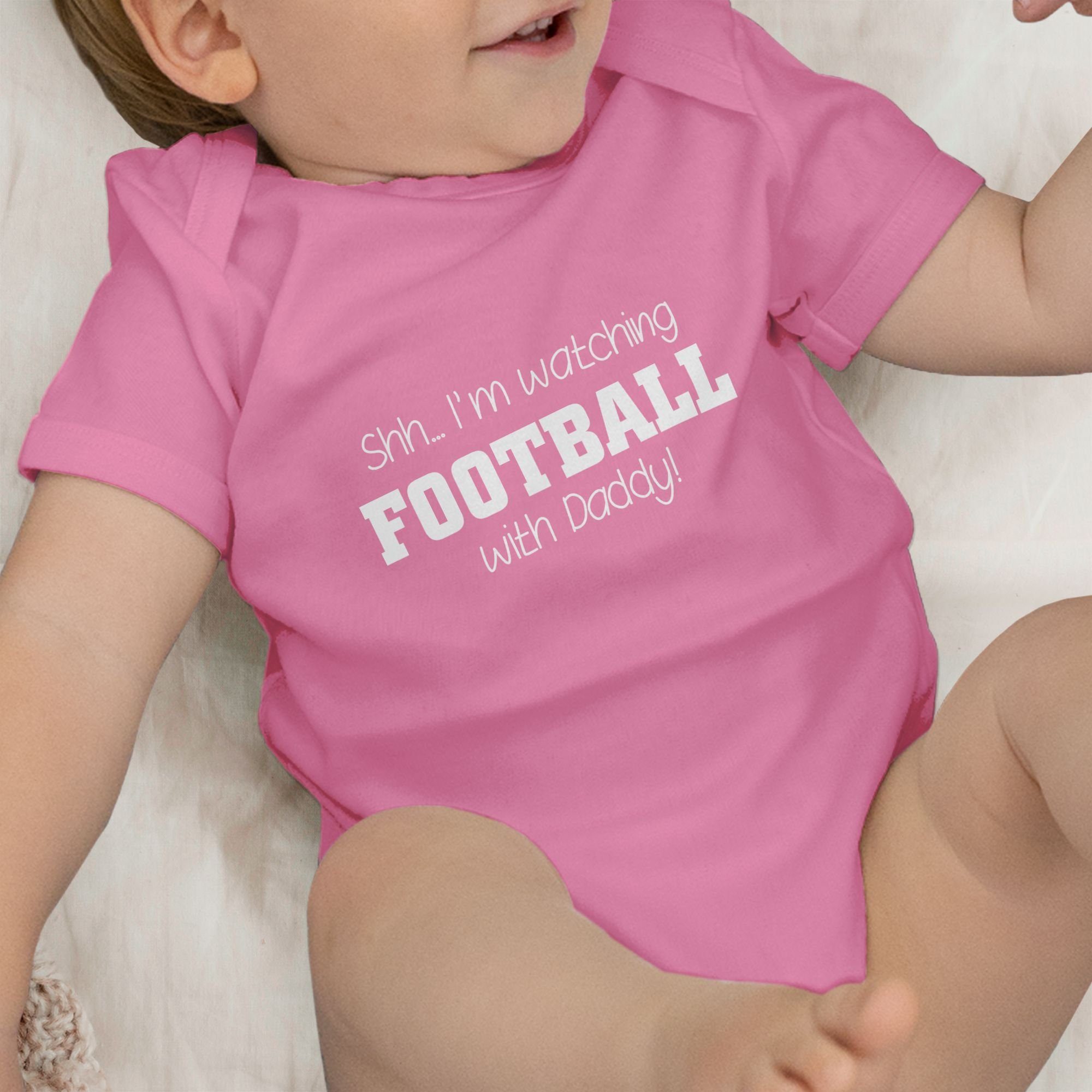 Shirtbody Daddy! football Baby with Bewegung 3 watching Shirtracer Pink & weiß Shh...I'm - Sport